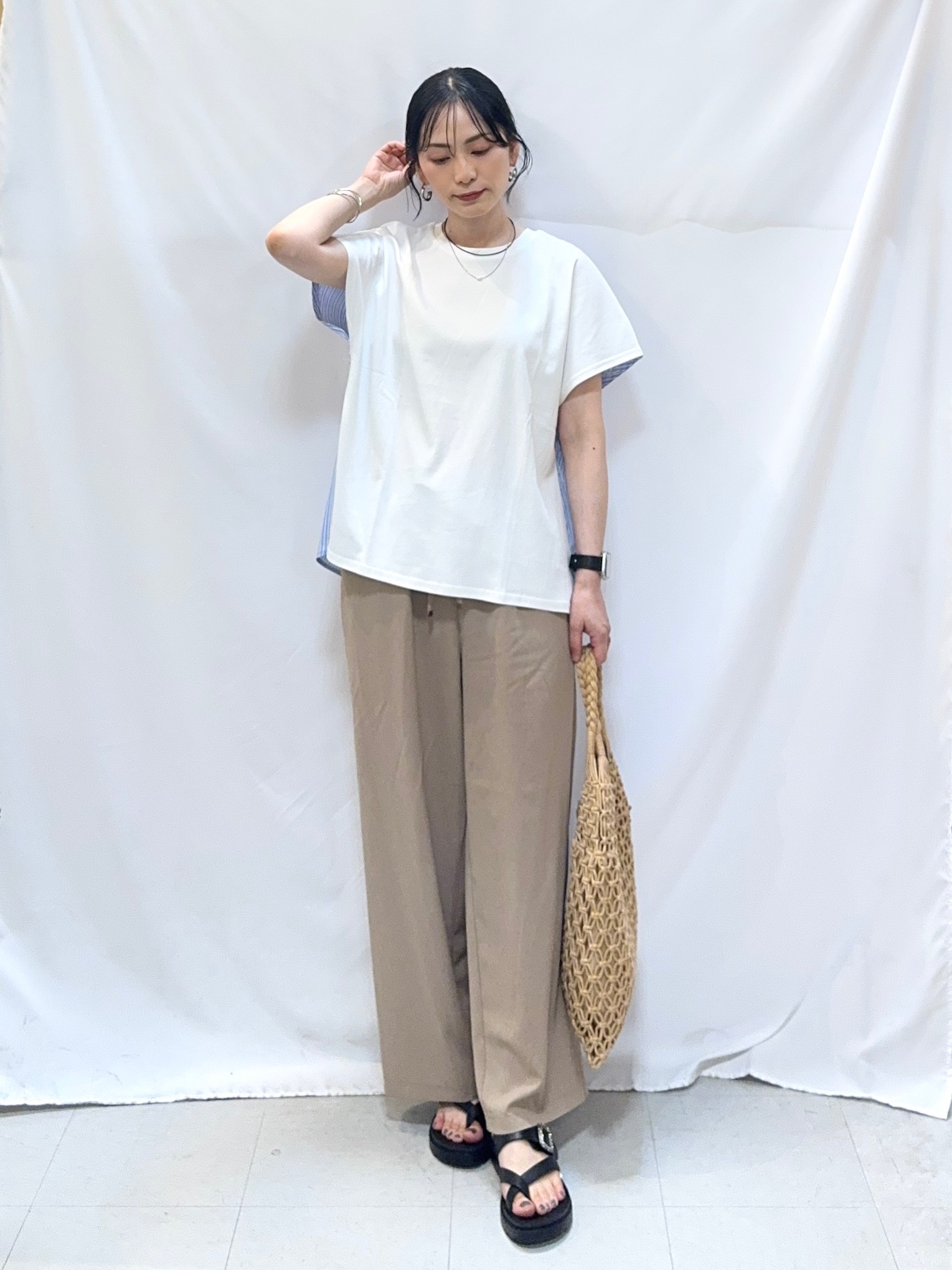 𝐇𝐢𝐫𝐨𝐦𝐢さんの「SHOO･LA･RUE｜【ひんやり/S-LL】インしない大人の爽やかスタイルに 前後異素材切替トップス」を使ったコーディネート