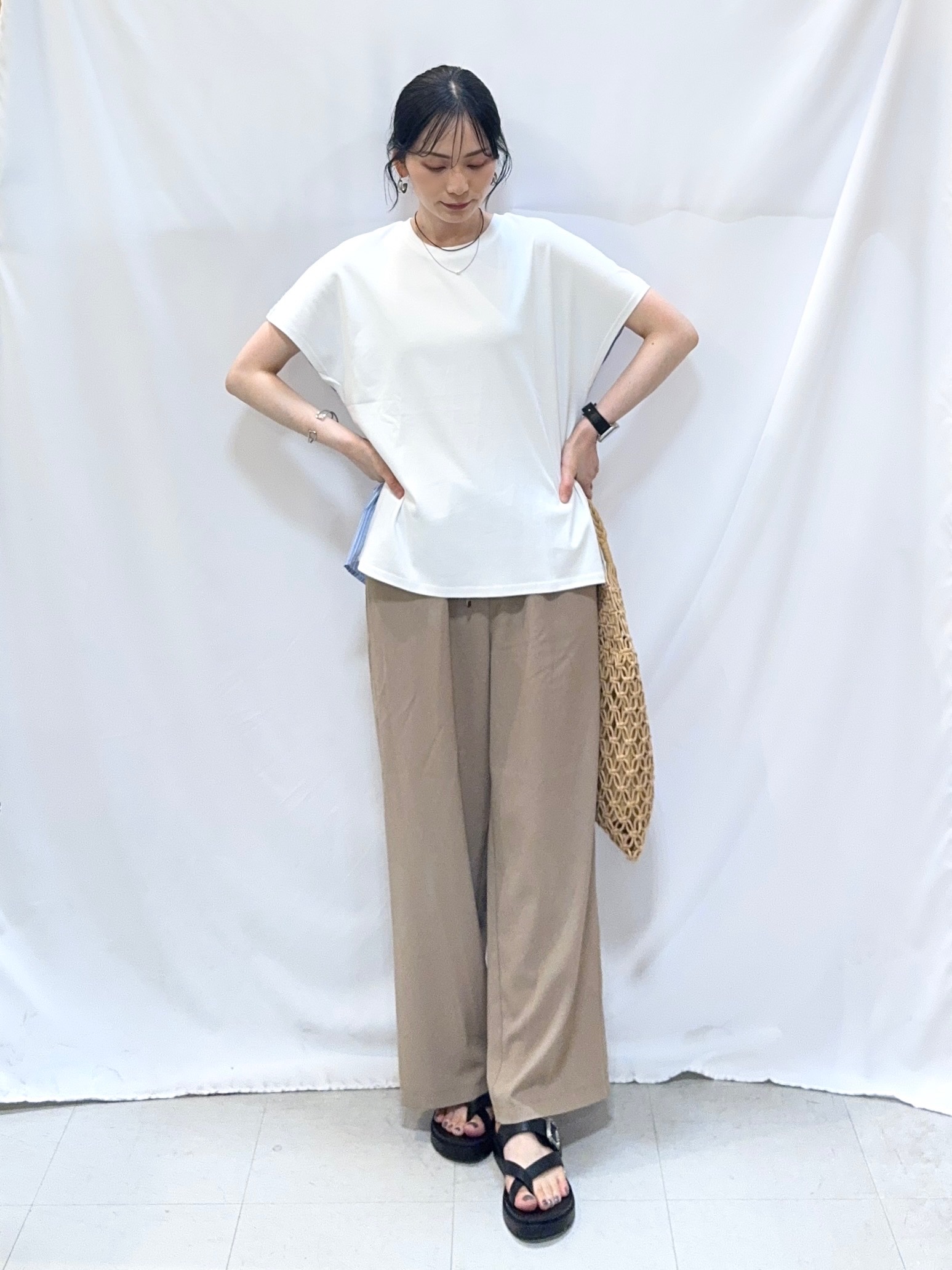 𝐇𝐢𝐫𝐨𝐦𝐢さんの「SHOO･LA･RUE｜【ひんやり/S-LL】インしない大人の爽やかスタイルに 前後異素材切替トップス」を使ったコーディネート