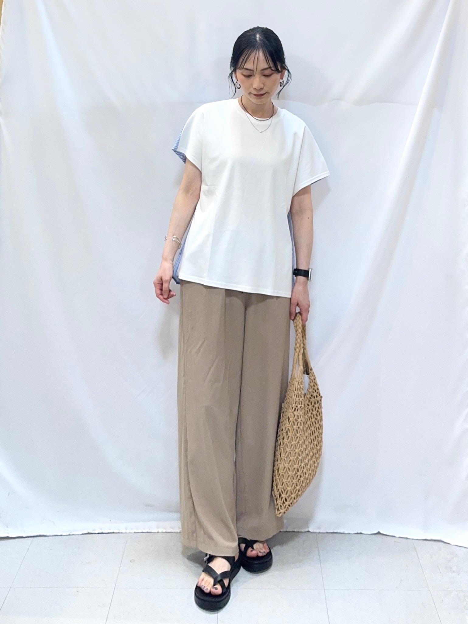 𝐇𝐢𝐫𝐨𝐦𝐢さんの「SHOO･LA･RUE｜【ひんやり/S-LL】インしない大人の爽やかスタイルに 前後異素材切替トップス」を使ったコーディネート