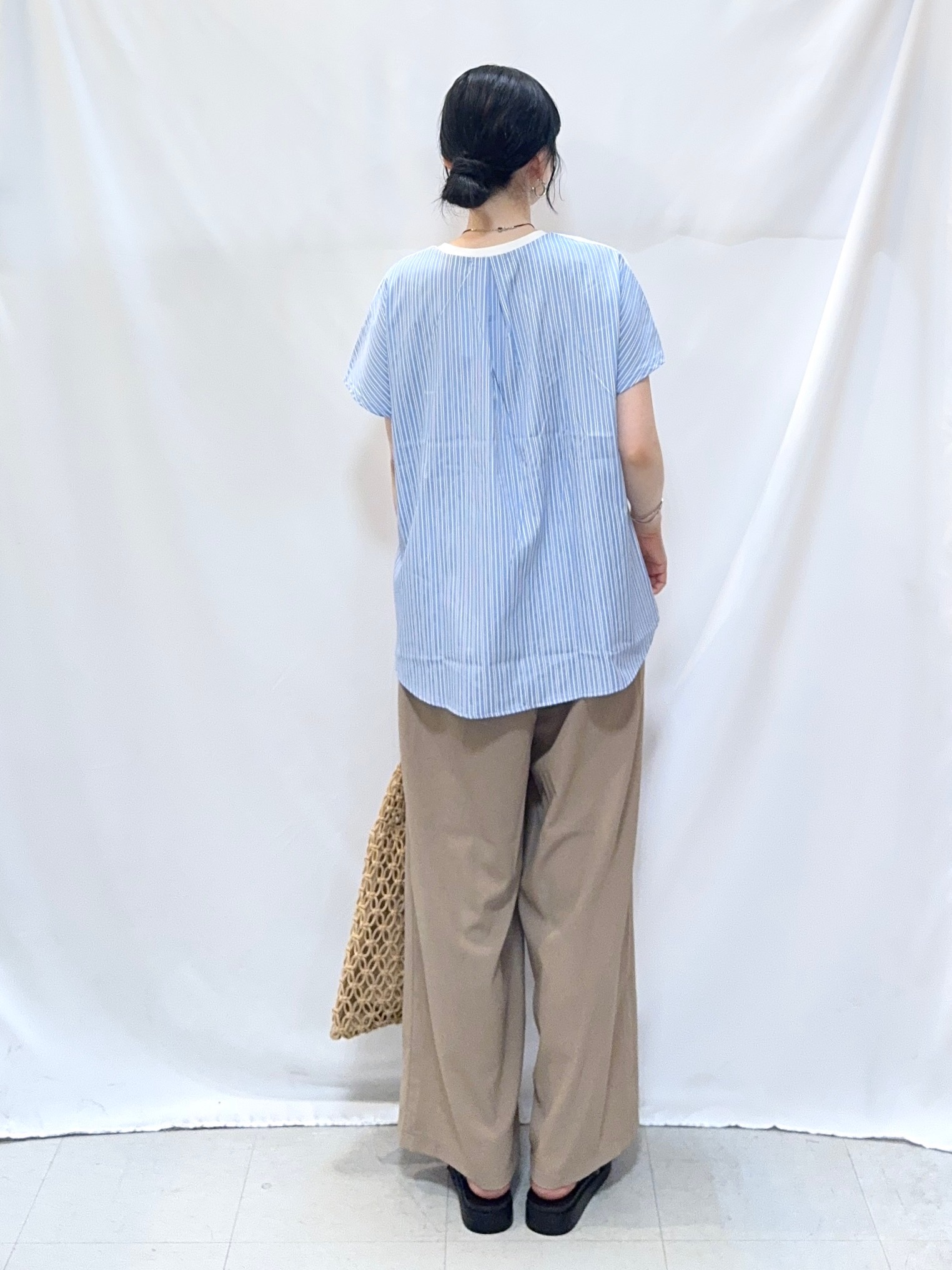 𝐇𝐢𝐫𝐨𝐦𝐢さんの「SHOO･LA･RUE｜【ひんやり/S-LL】インしない大人の爽やかスタイルに 前後異素材切替トップス」を使ったコーディネート