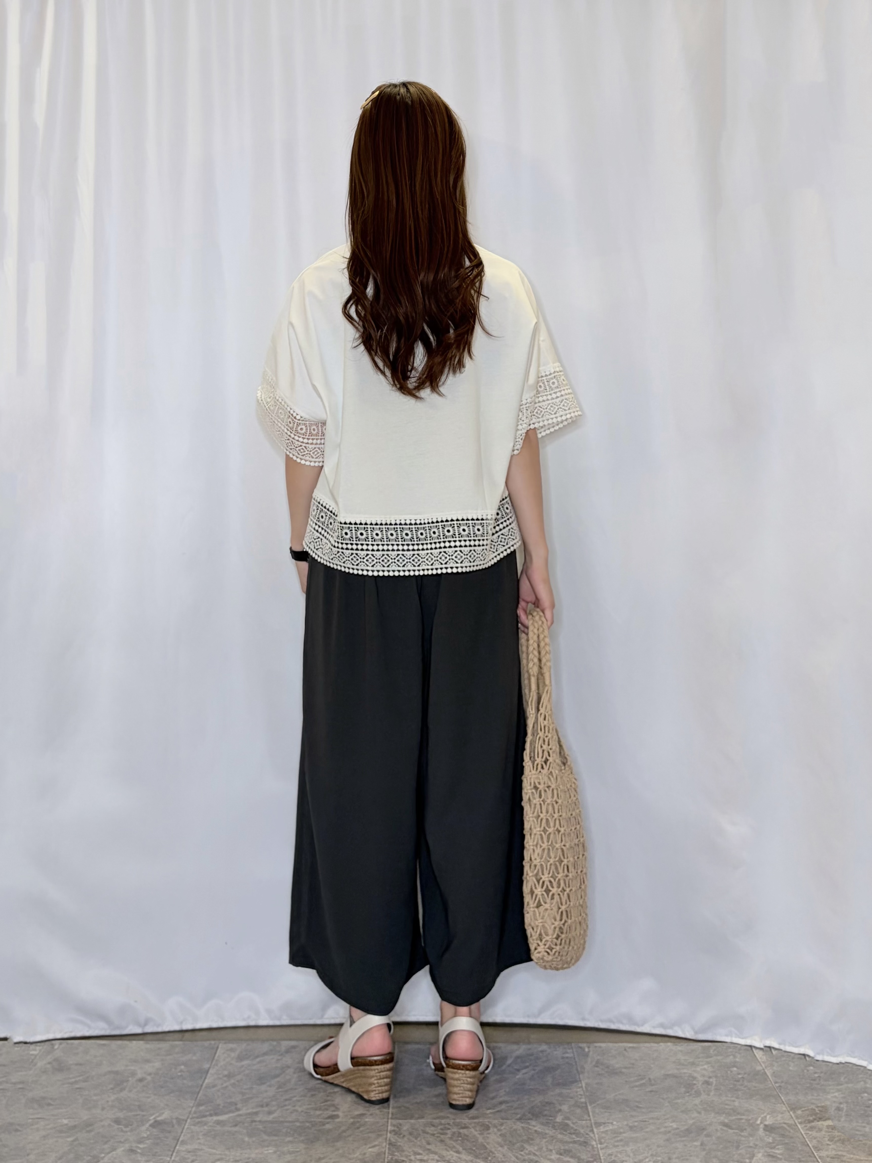 おうめさんの「SHOO･LA･RUE｜【洗濯機可/ひんやり/体型カバー/S-LL】レース使いがポイント デザインTシャツ」を使ったコーディネート
