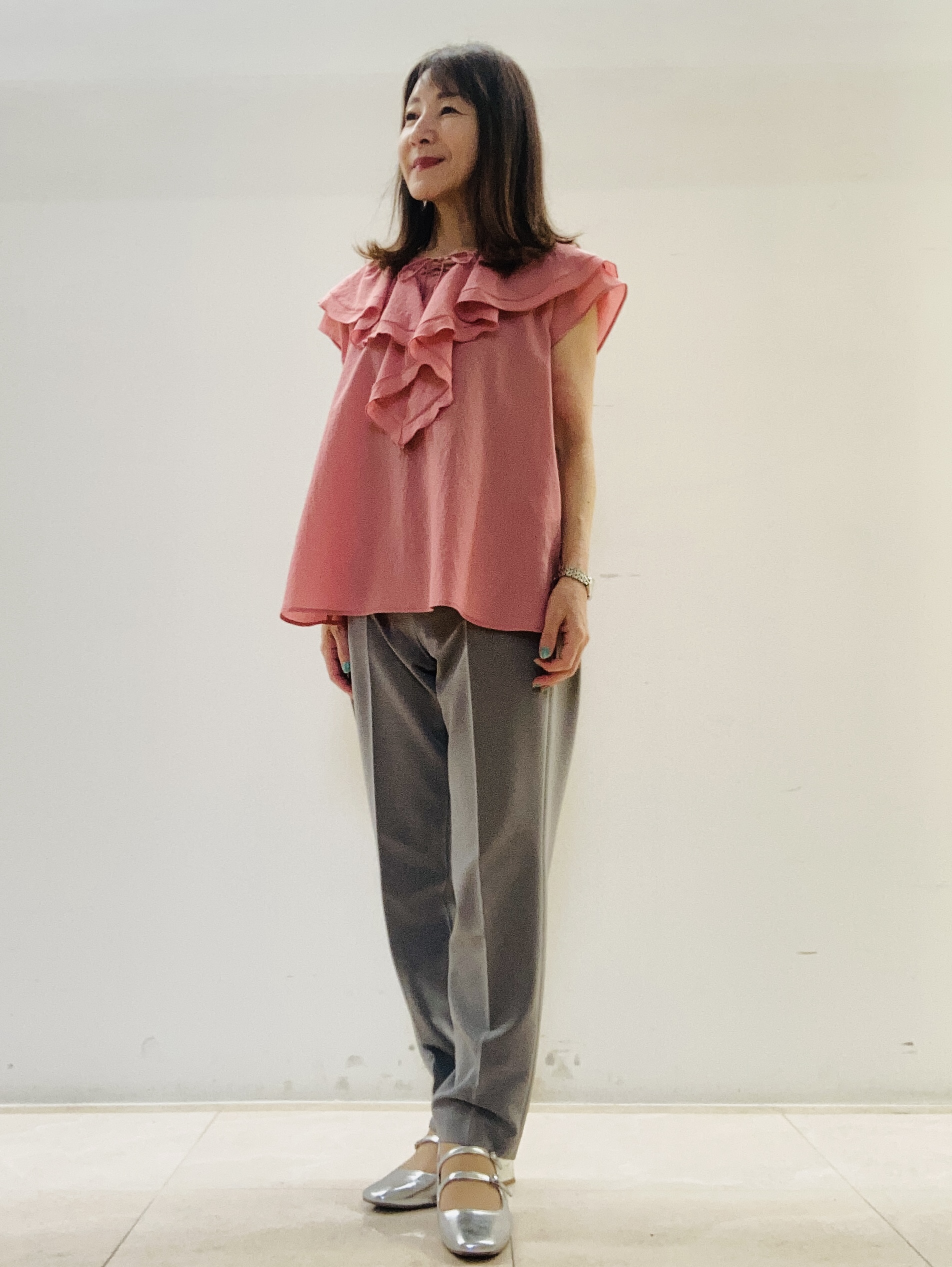kurodaさんの「Reflect｜【通気性あり／涼しい／マシンウォッシャブル】フリルブラウス」を使ったコーディネート