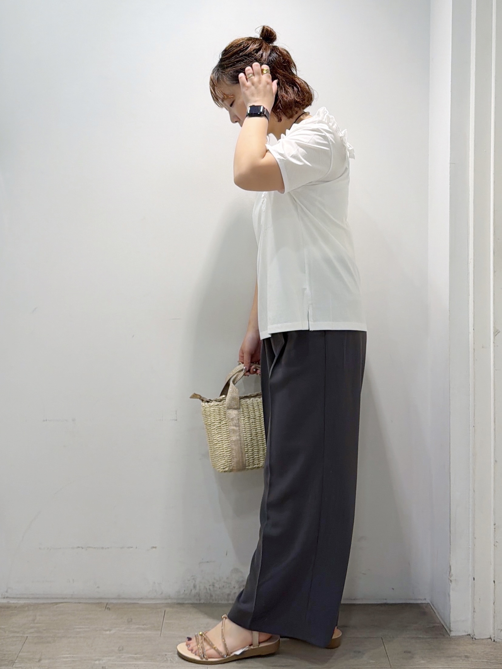 sumicaさんの「OPAQUE.CLIP｜【UV／接触冷感】フリルショルダーカットソー《洗濯機OK》」を使ったコーディネート