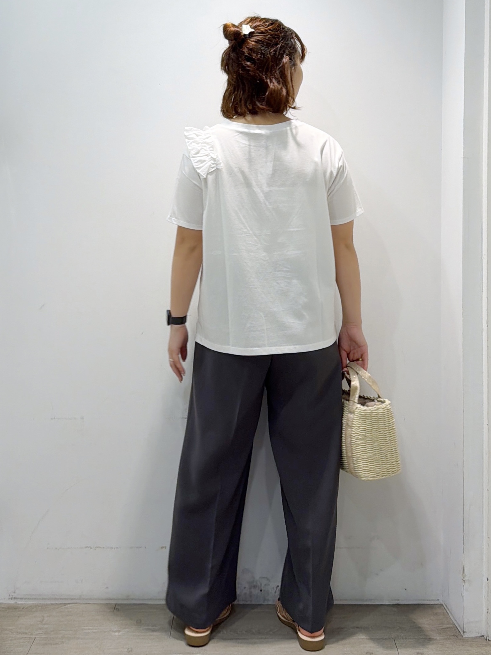 sumicaさんの「OPAQUE.CLIP｜【UV／接触冷感】フリルショルダーカットソー《洗濯機OK》」を使ったコーディネート