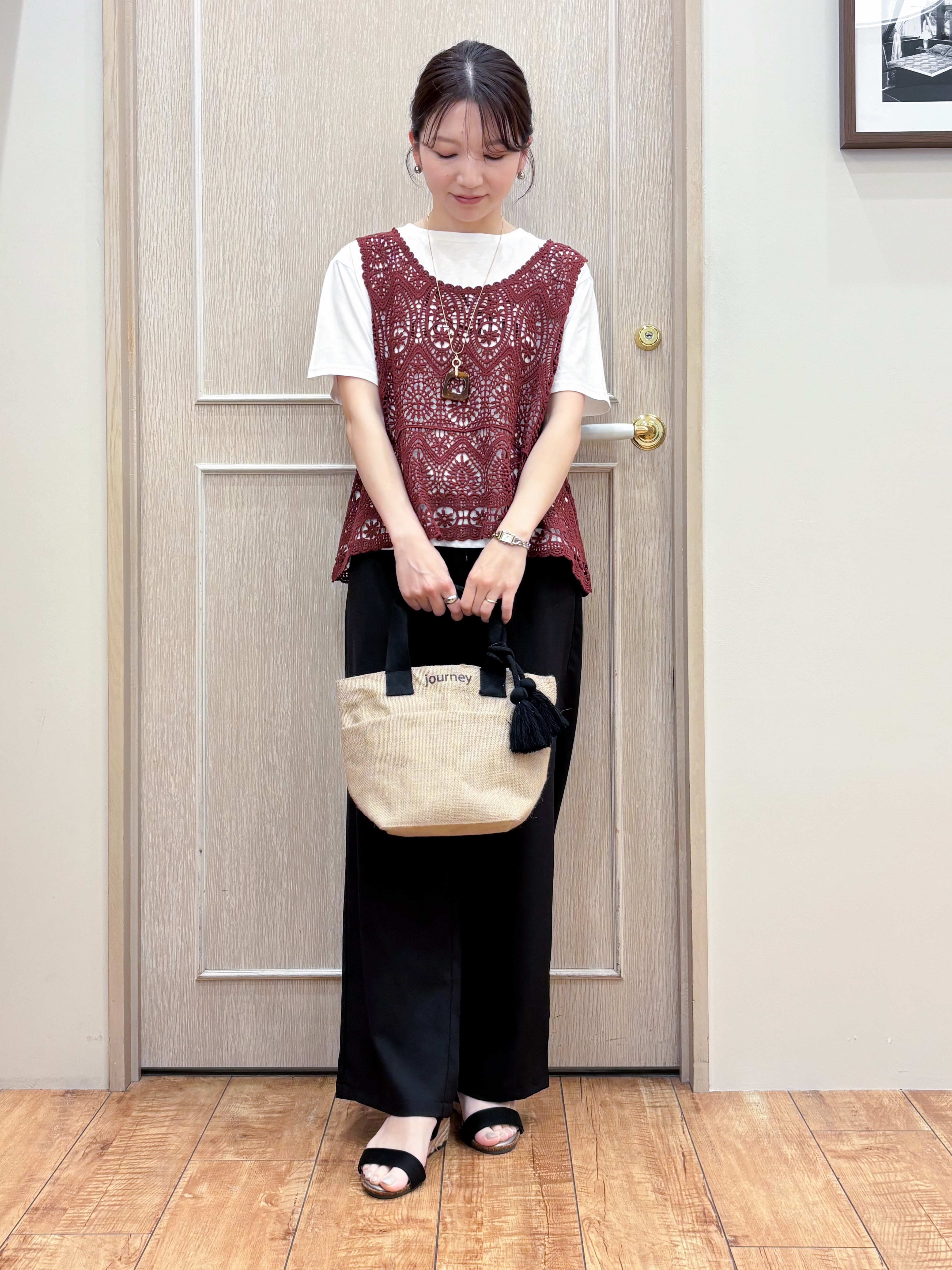なみさんの「SHOO･LA･RUE｜【2点セット/S-LL】透かしクロシェ編みベスト＋ロゴT 大人の涼やかセット」を使ったコーディネート