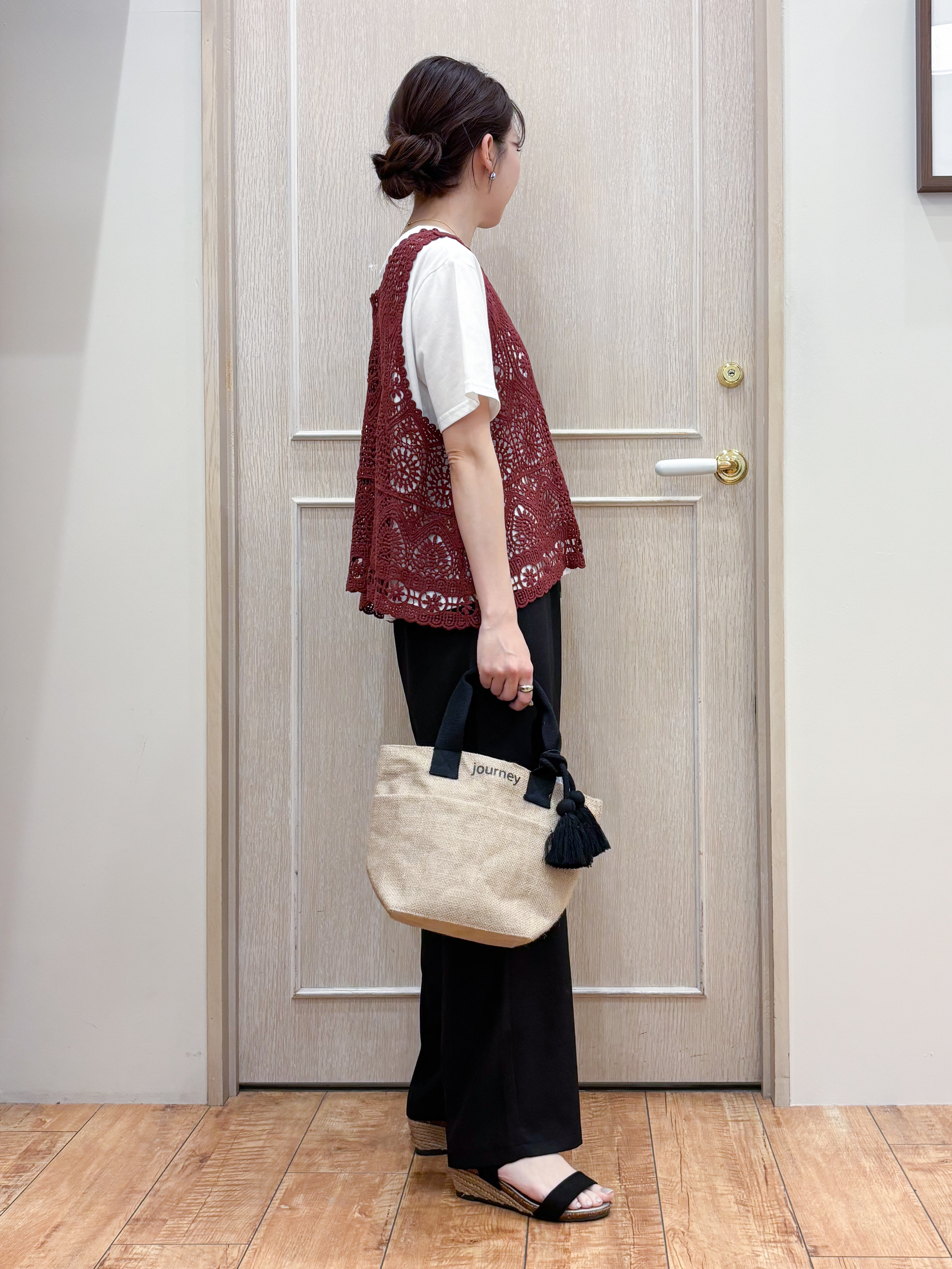 なみさんの「SHOO･LA･RUE｜【2点セット/S-LL】透かしクロシェ編みベスト＋ロゴT 大人の涼やかセット」を使ったコーディネート