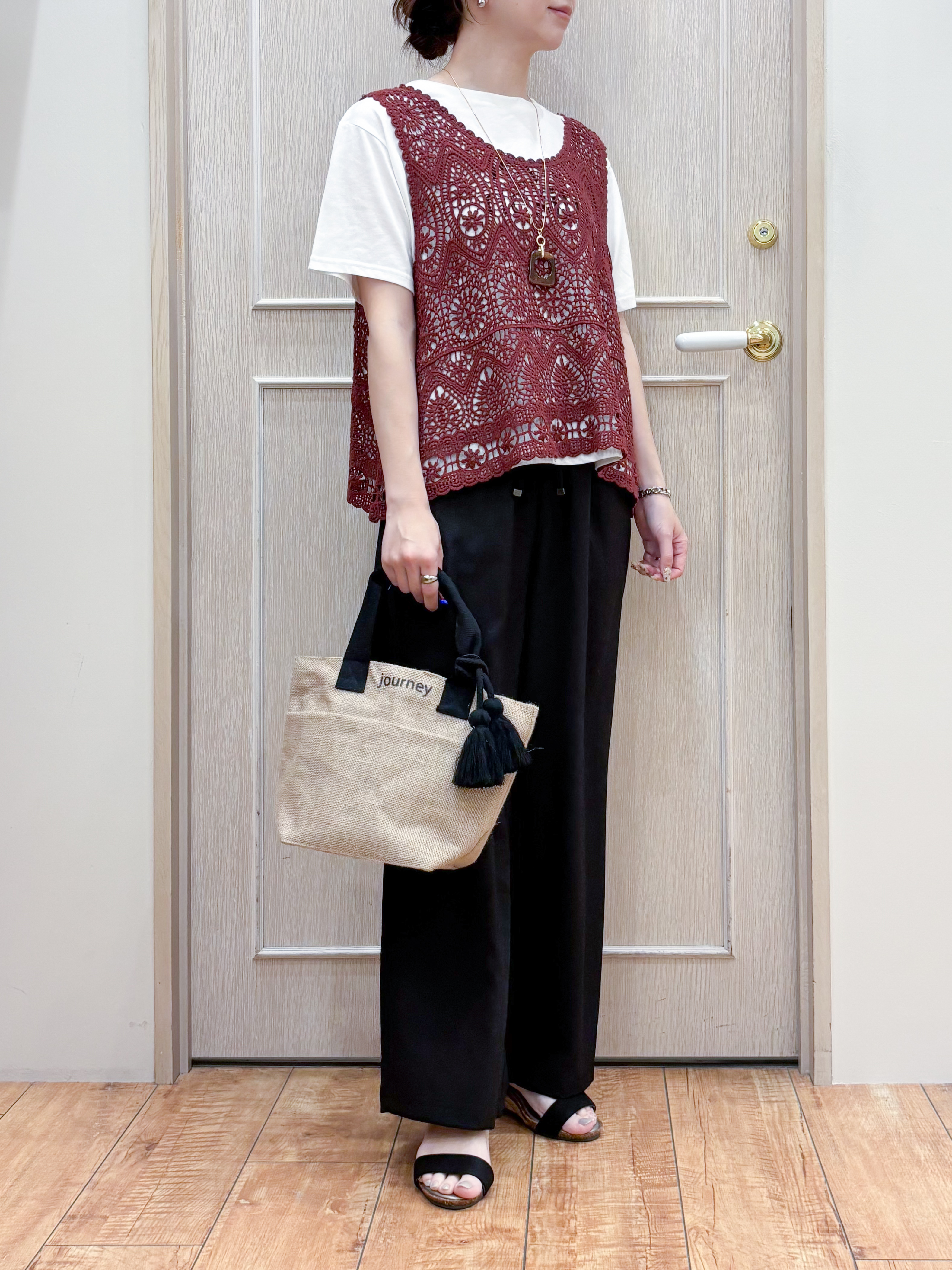 なみさんの「SHOO･LA･RUE｜【2点セット/S-LL】透かしクロシェ編みベスト＋ロゴT 大人の涼やかセット」を使ったコーディネート