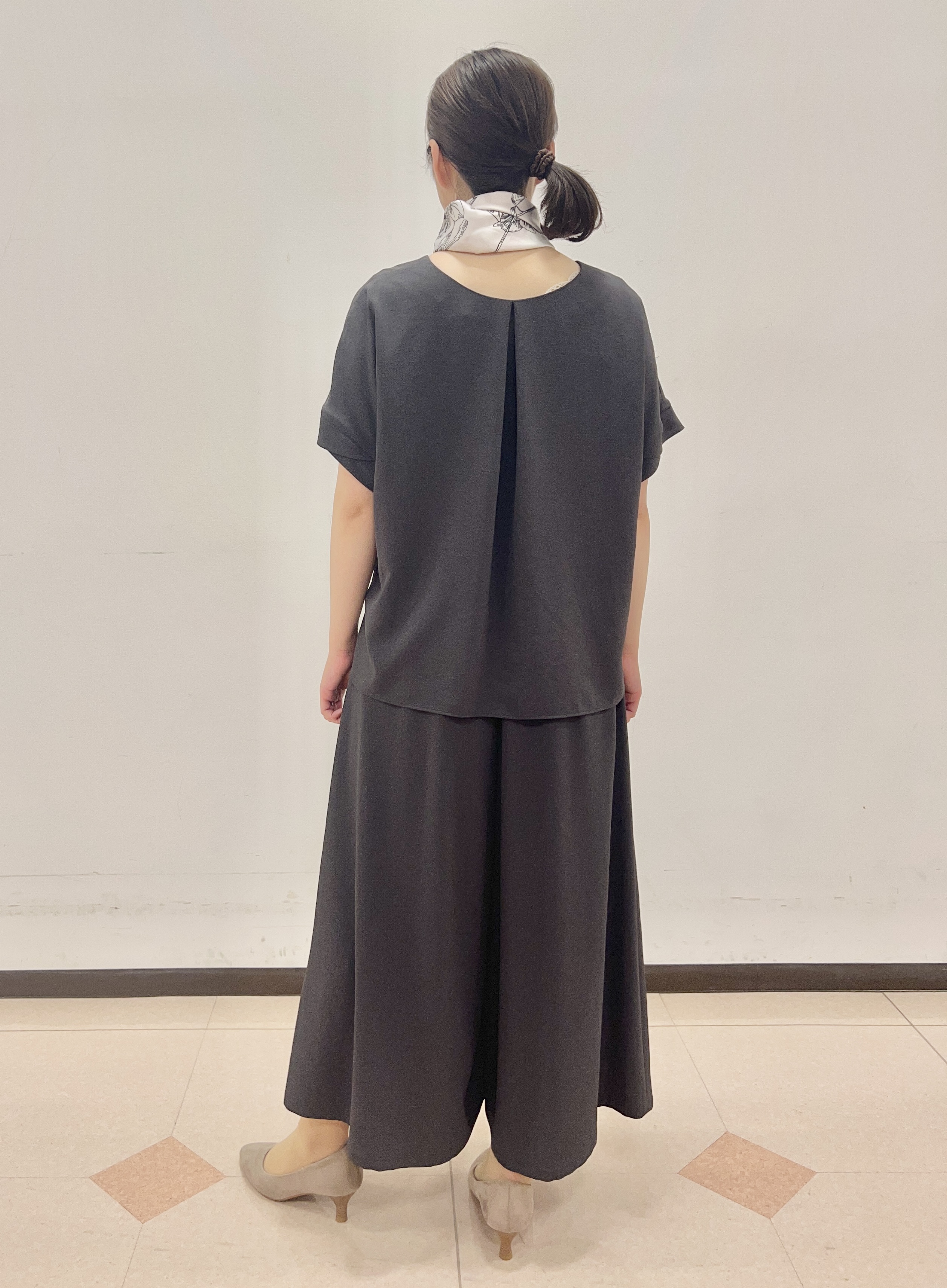 りおさんの「UNTITLED｜【前後2WAY/はっ水/セットアップ可】リラクシーフレンチスリーブブラウス」を使ったコーディネート