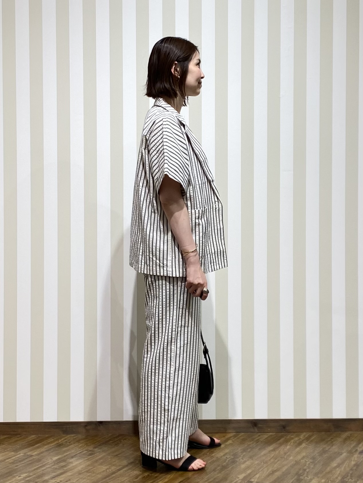 SAOさんの「SHOO･LA･RUE｜【ひんやり/吸水速乾/セットアップ可】羽織るだけで主役になる サッカーストライプシャツジャケット」を使ったコーディネート