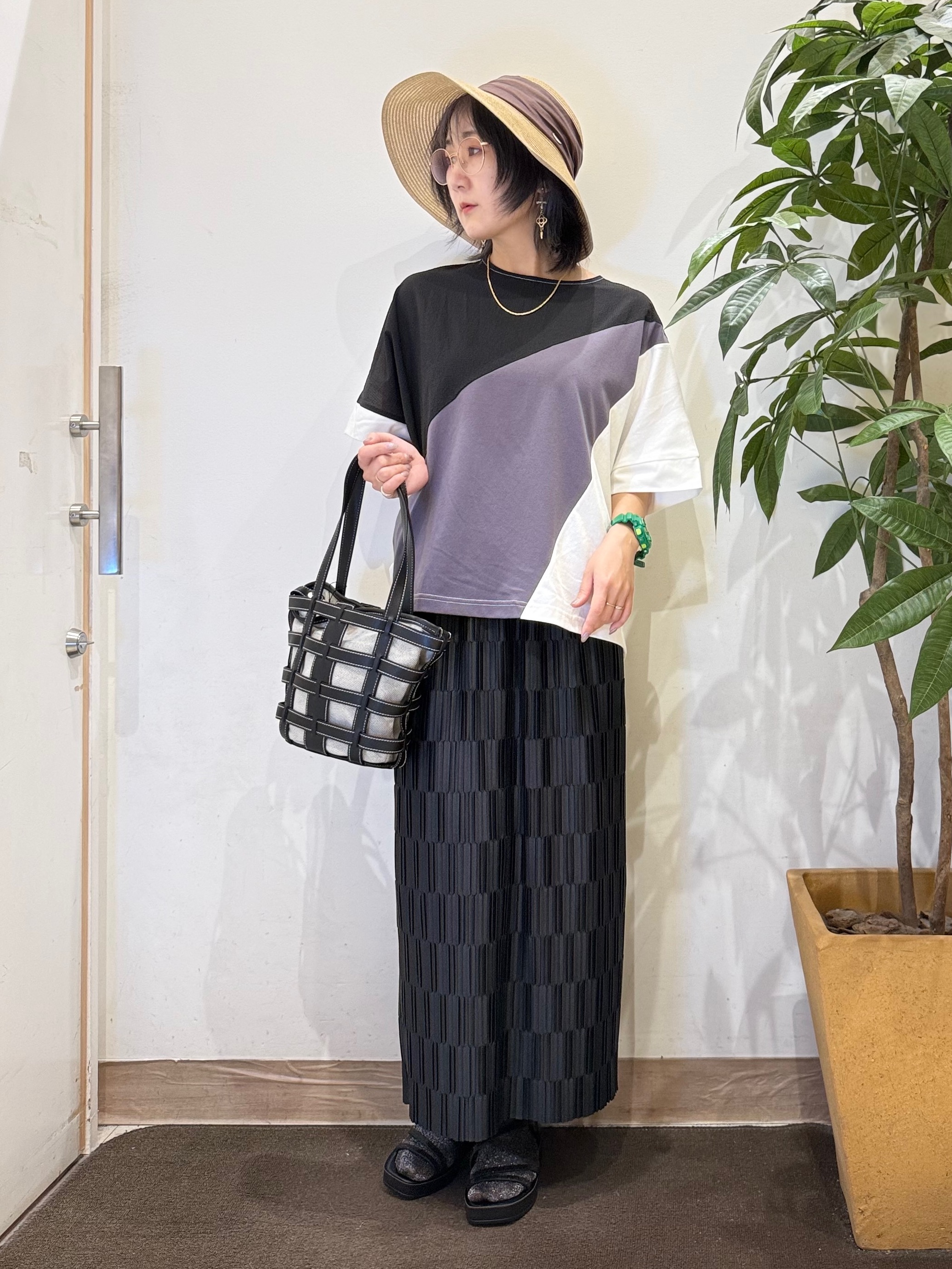 misakiさんの「SHOO･LA･RUE｜【S-LL/洗濯機可】インしないで着られる ななめ3段切り替えトップス」を使ったコーディネート