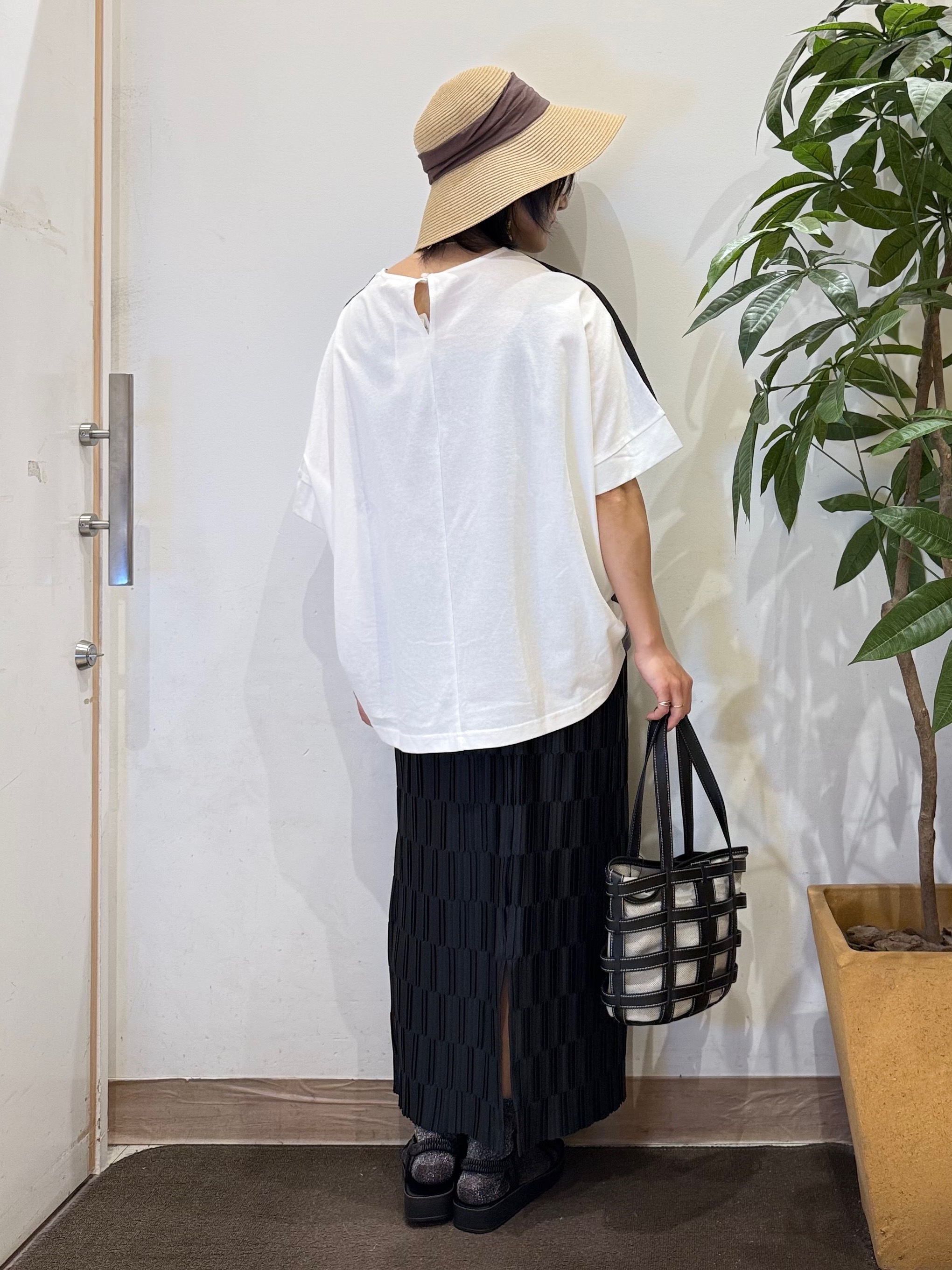 misakiさんの「SHOO･LA･RUE｜【S-LL/洗濯機可】インしないで着られる ななめ3段切り替えトップス」を使ったコーディネート