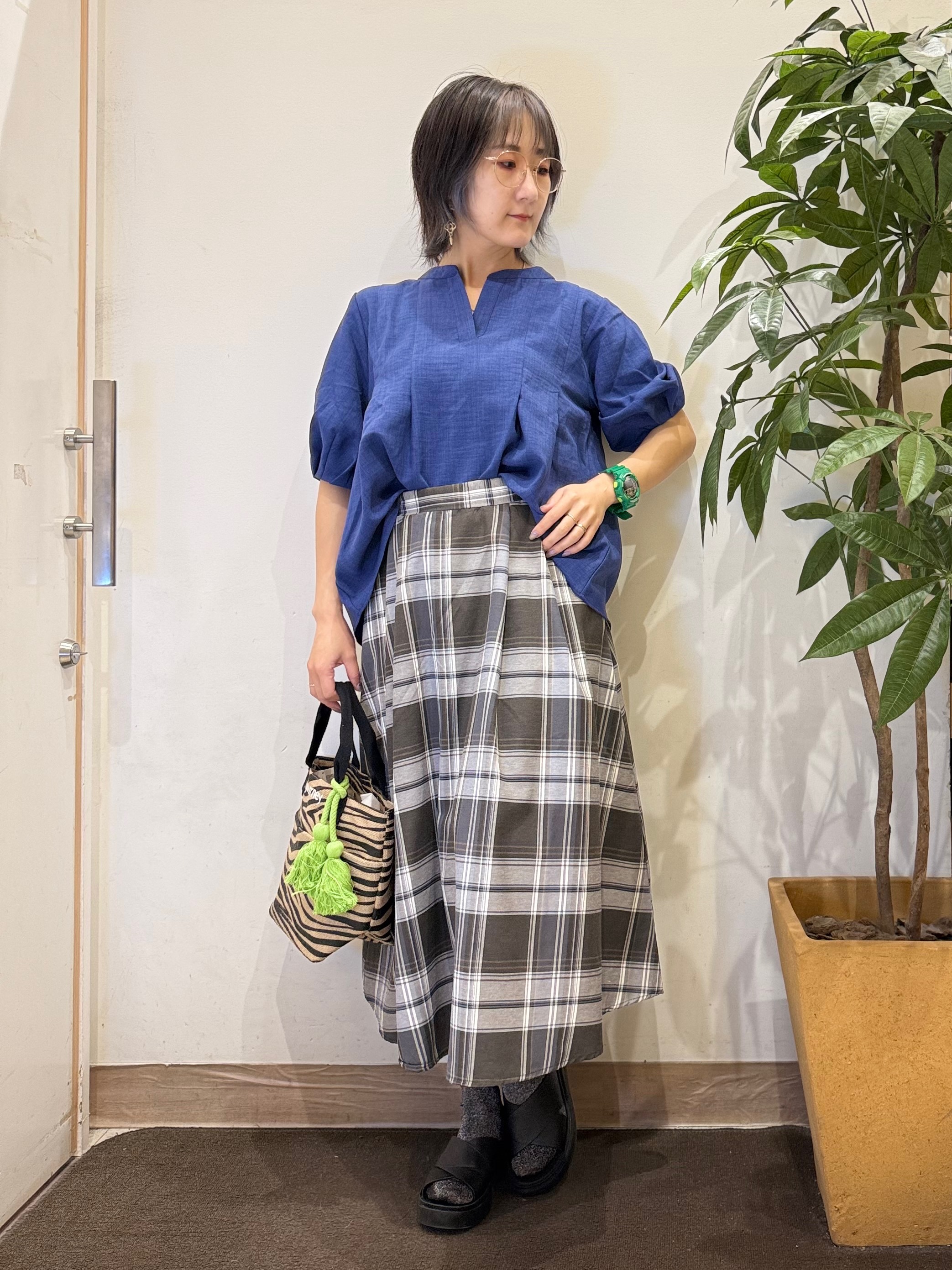 misakiさんの「SHOO･LA･RUE｜【高レビュー/洗濯後しわになりにくい/インせず着られる】自然に体型カバー 麻調ペプラムブラウス」を使ったコーディネート