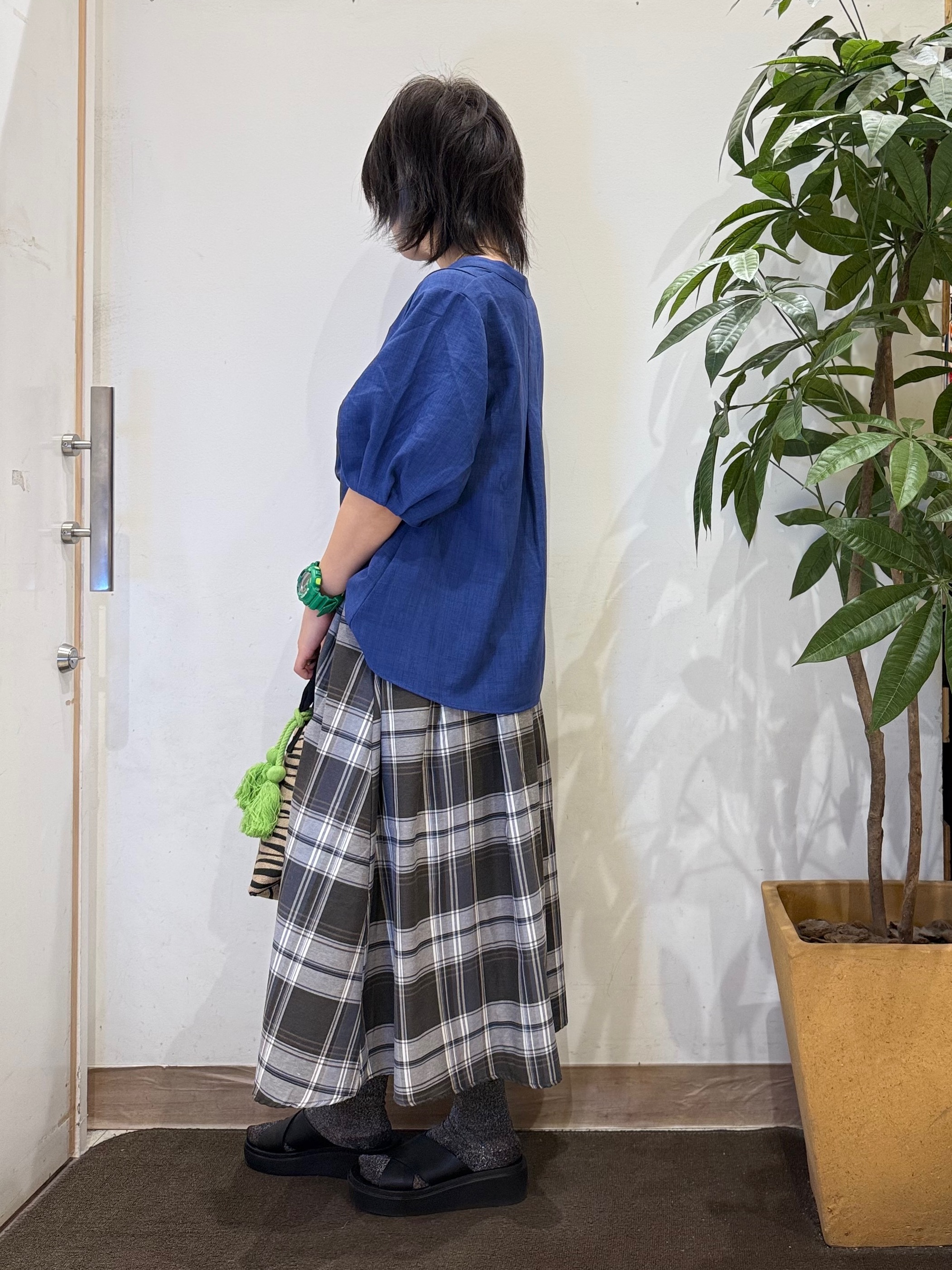 misakiさんの「SHOO･LA･RUE｜【高レビュー/洗濯後しわになりにくい/インせず着られる】自然に体型カバー 麻調ペプラムブラウス」を使ったコーディネート