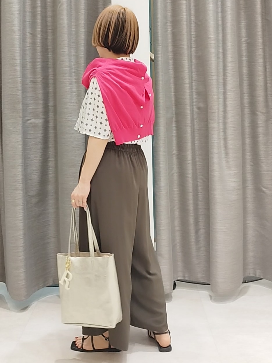 s u g iさんの「UNTITLED｜【洗える/きれいめ柄】コモンプリントブラウス」を使ったコーディネート