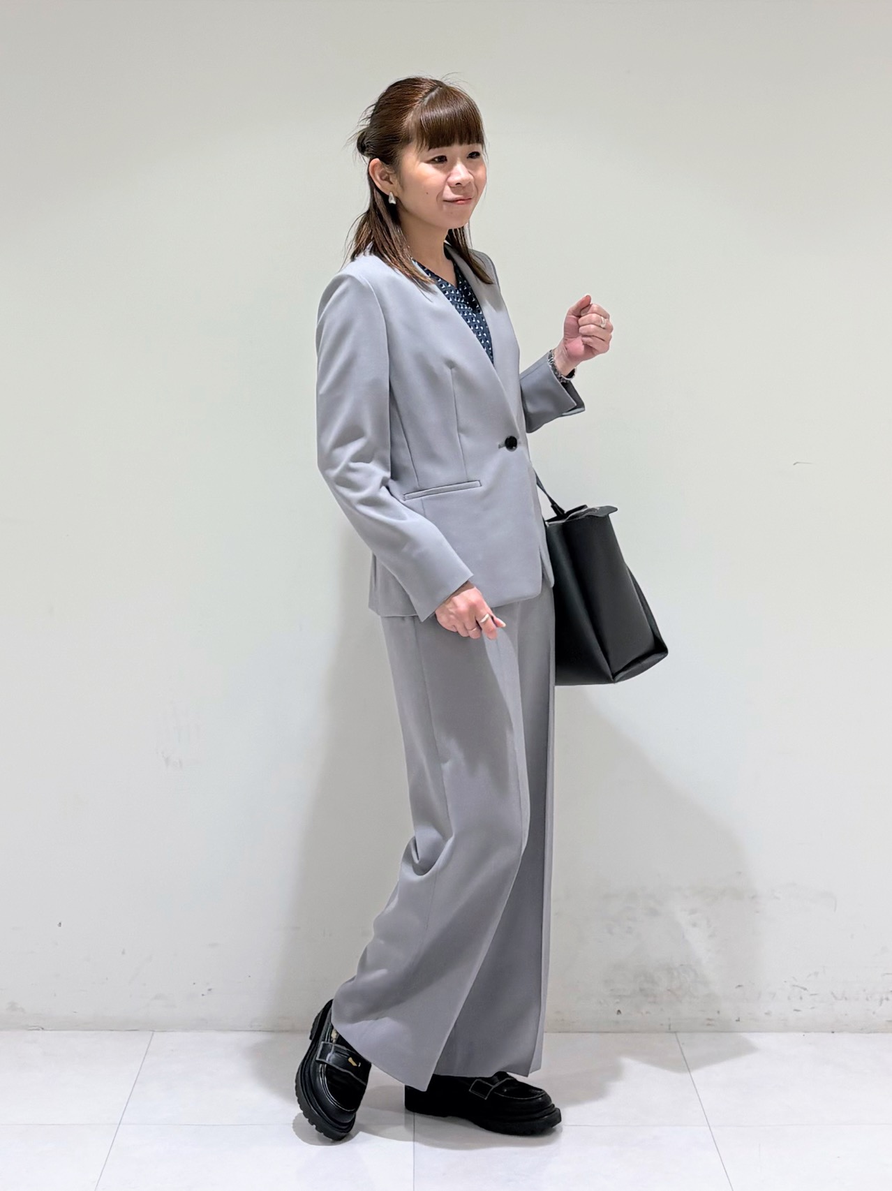 tsuyuさんの「INDIVI｜【洗える／UVケア】幾何学柄＆無地 タックVネック 半袖ブラウス」を使ったコーディネート