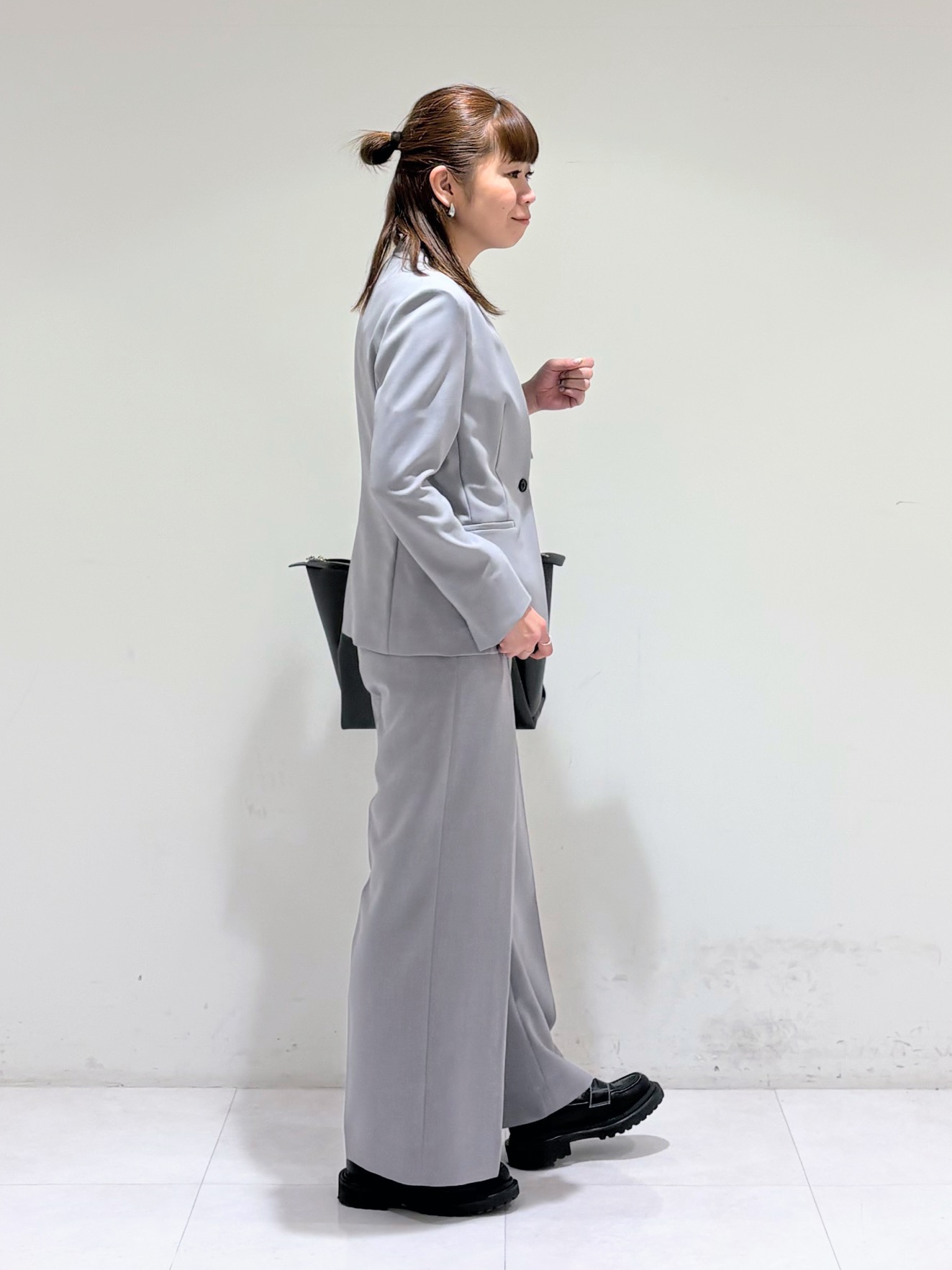 tsuyuさんの「INDIVI｜【洗える／UVケア】幾何学柄＆無地 タックVネック 半袖ブラウス」を使ったコーディネート