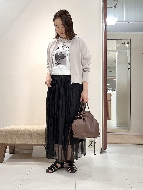 YUIさんの「UNTITLED｜【アンサンブル可/日除け・冷房対策】シアーレーヨンZIPカーディガン」を使ったコーディネート