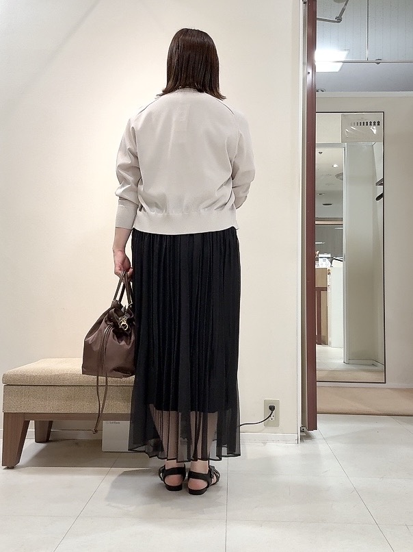 YUIさんの「UNTITLED｜【アンサンブル可/日除け・冷房対策】シアーレーヨンZIPカーディガン」を使ったコーディネート