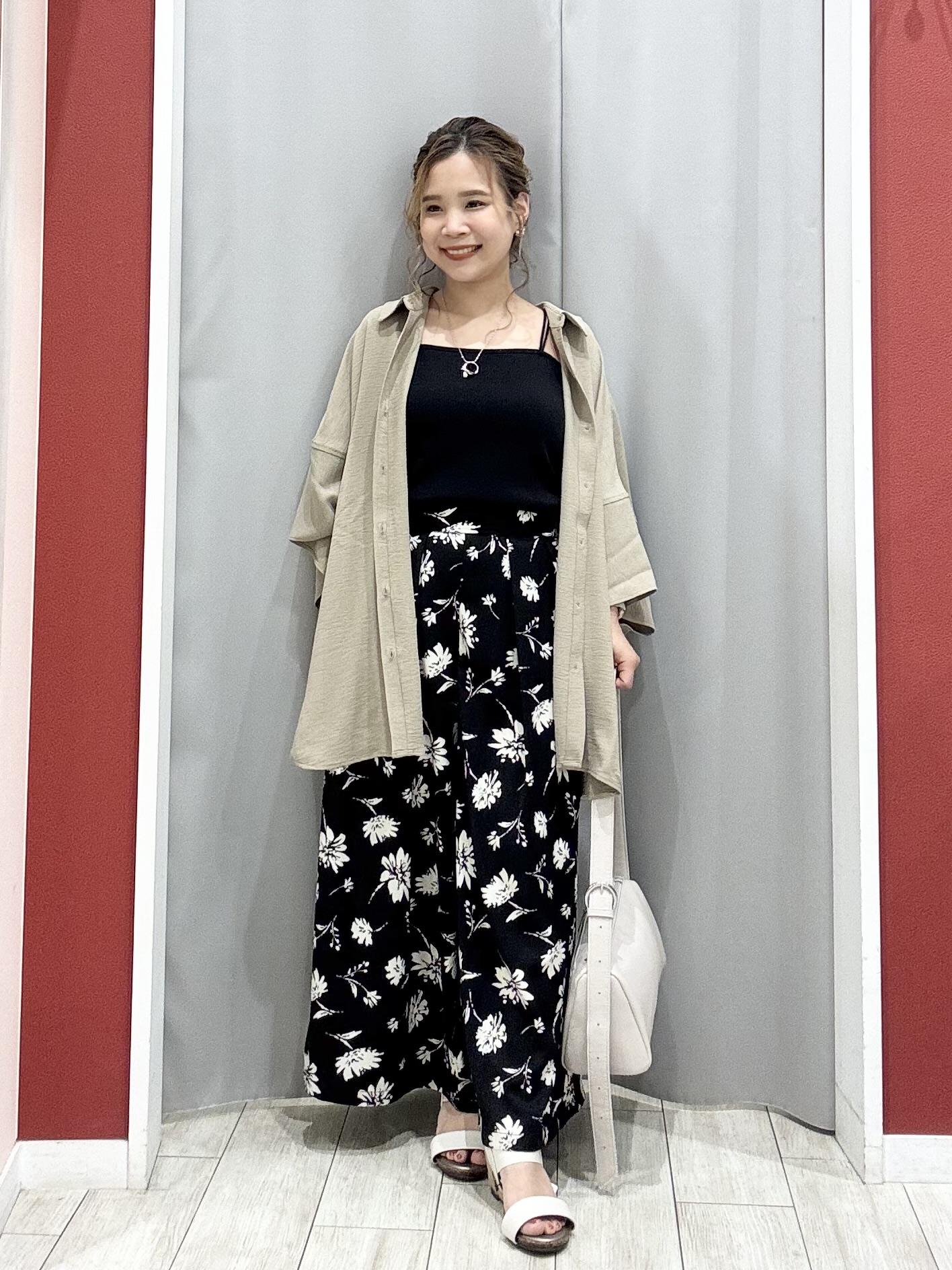 shioさんの「SHOO･LA･RUE｜【高レビュー/洗濯後しわになりにくい/体型カバー】きちんとゆるっと 大人の抜け感 ポンチョ風カラーシ」を使ったコーディネート