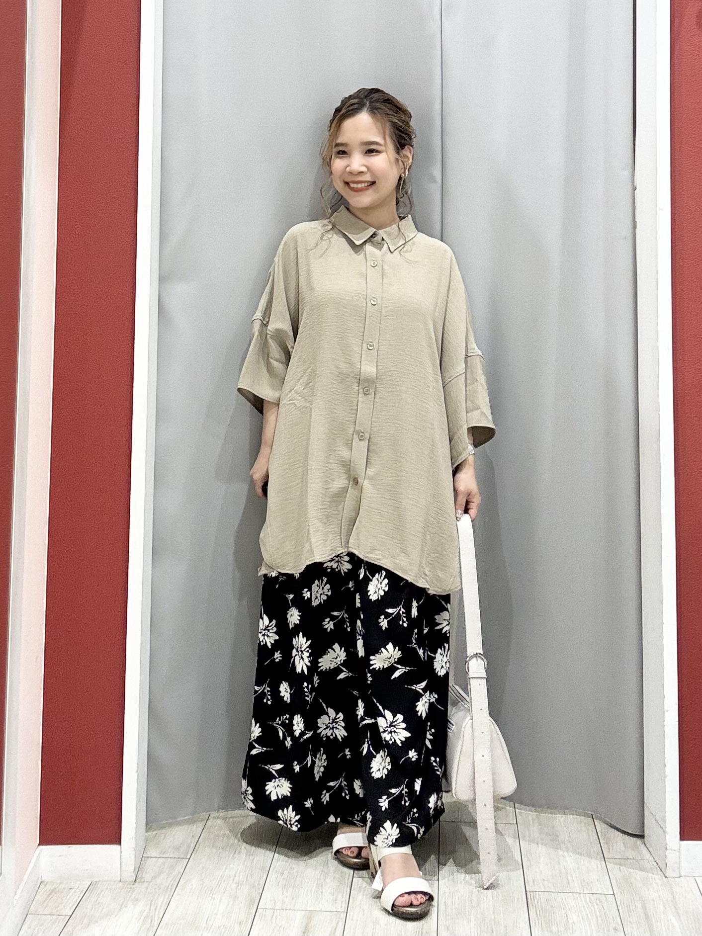 shioさんの「SHOO･LA･RUE｜【高レビュー/洗濯後しわになりにくい/体型カバー】きちんとゆるっと 大人の抜け感 ポンチョ風カラーシ」を使ったコーディネート