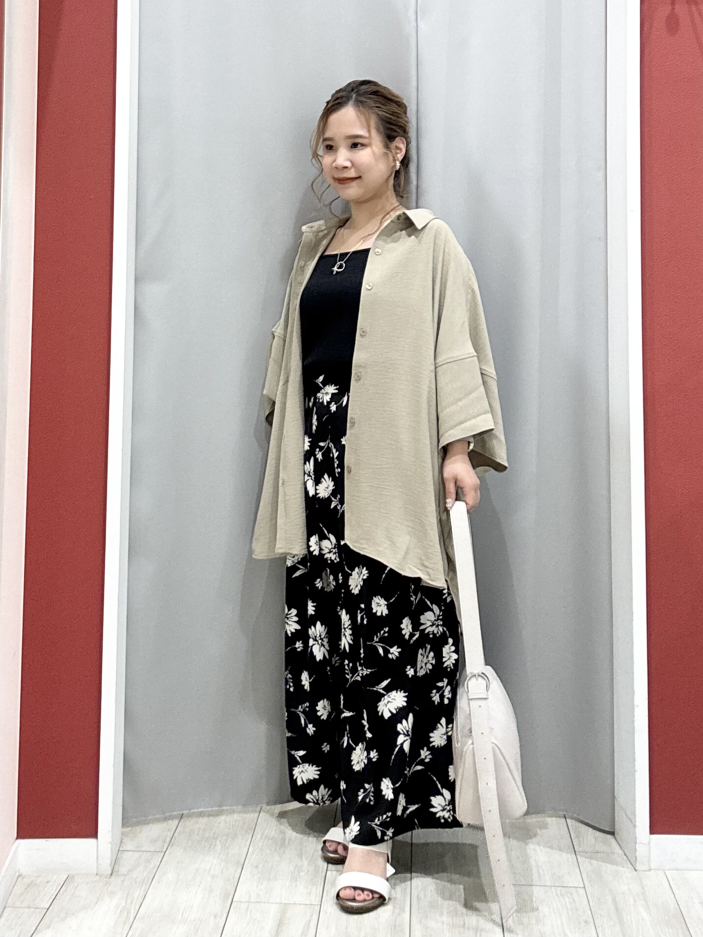 shioさんの「SHOO･LA･RUE｜【高レビュー/洗濯後しわになりにくい/体型カバー】きちんとゆるっと 大人の抜け感 ポンチョ風カラーシ」を使ったコーディネート