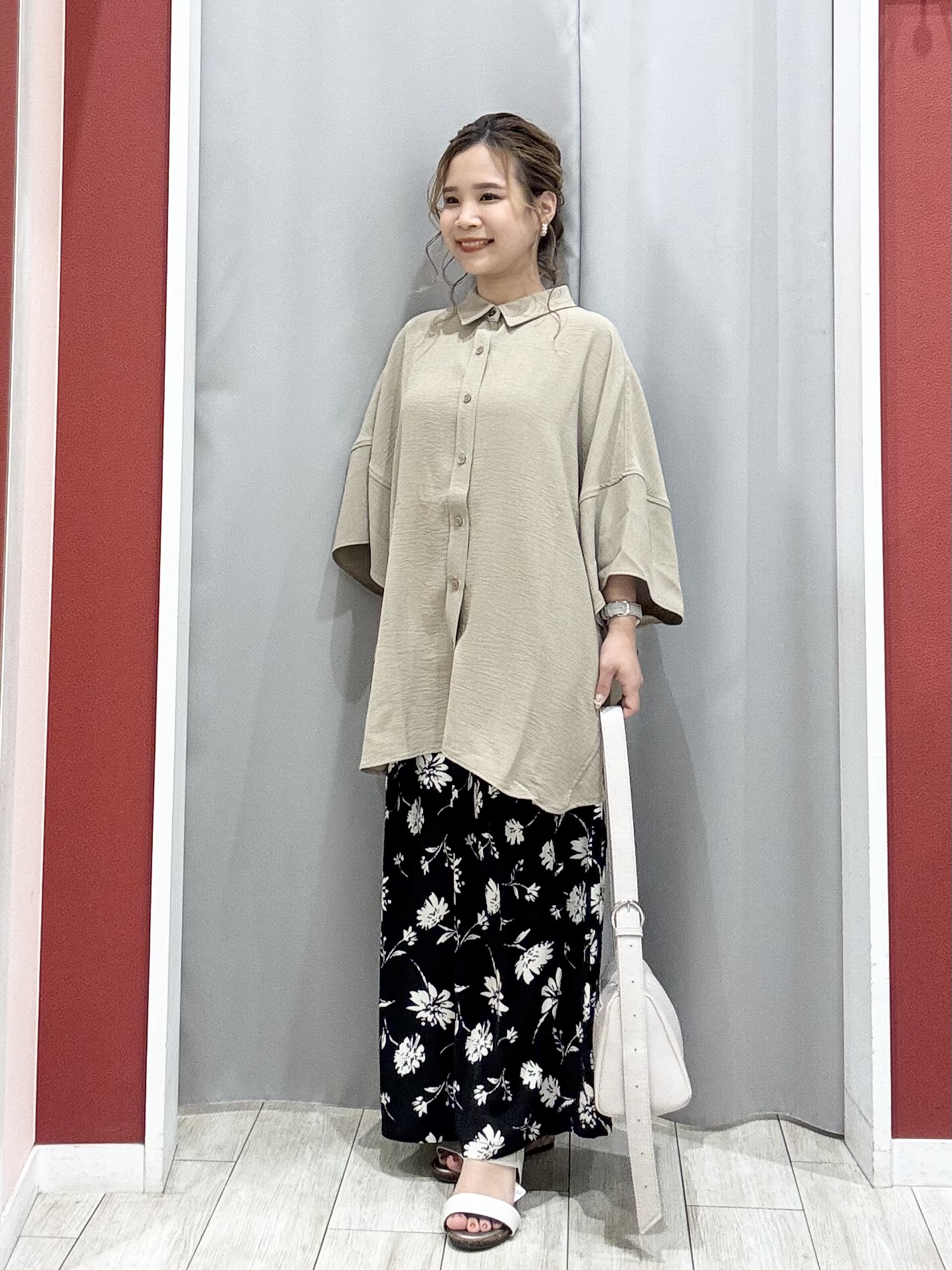 shioさんの「SHOO･LA･RUE｜【高レビュー/洗濯後しわになりにくい/体型カバー】きちんとゆるっと 大人の抜け感 ポンチョ風カラーシ」を使ったコーディネート