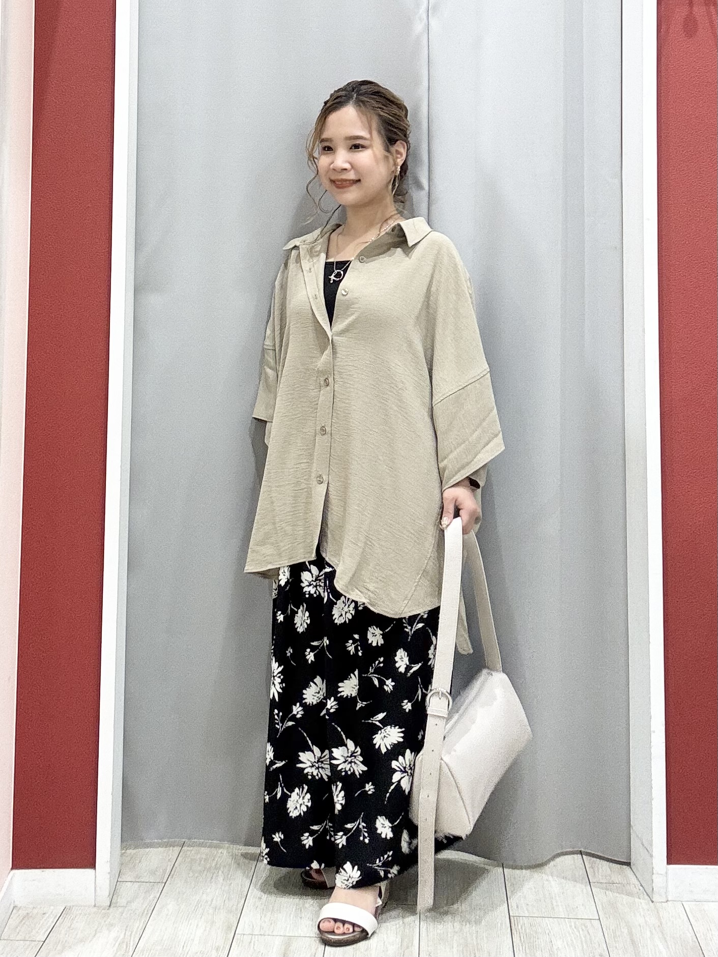 shioさんの「SHOO･LA･RUE｜【高レビュー/洗濯後しわになりにくい/体型カバー】きちんとゆるっと 大人の抜け感 ポンチョ風カラーシ」を使ったコーディネート