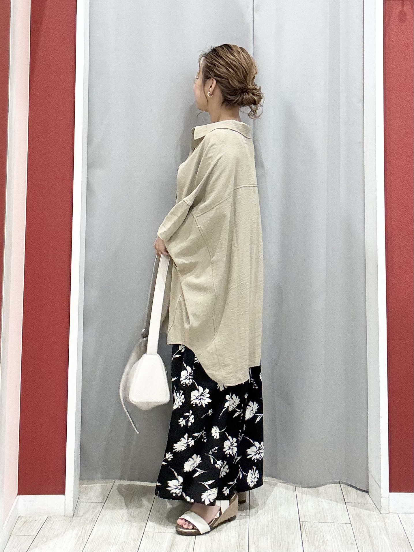 shioさんの「SHOO･LA･RUE｜【高レビュー/洗濯後しわになりにくい/体型カバー】きちんとゆるっと 大人の抜け感 ポンチョ風カラーシ」を使ったコーディネート