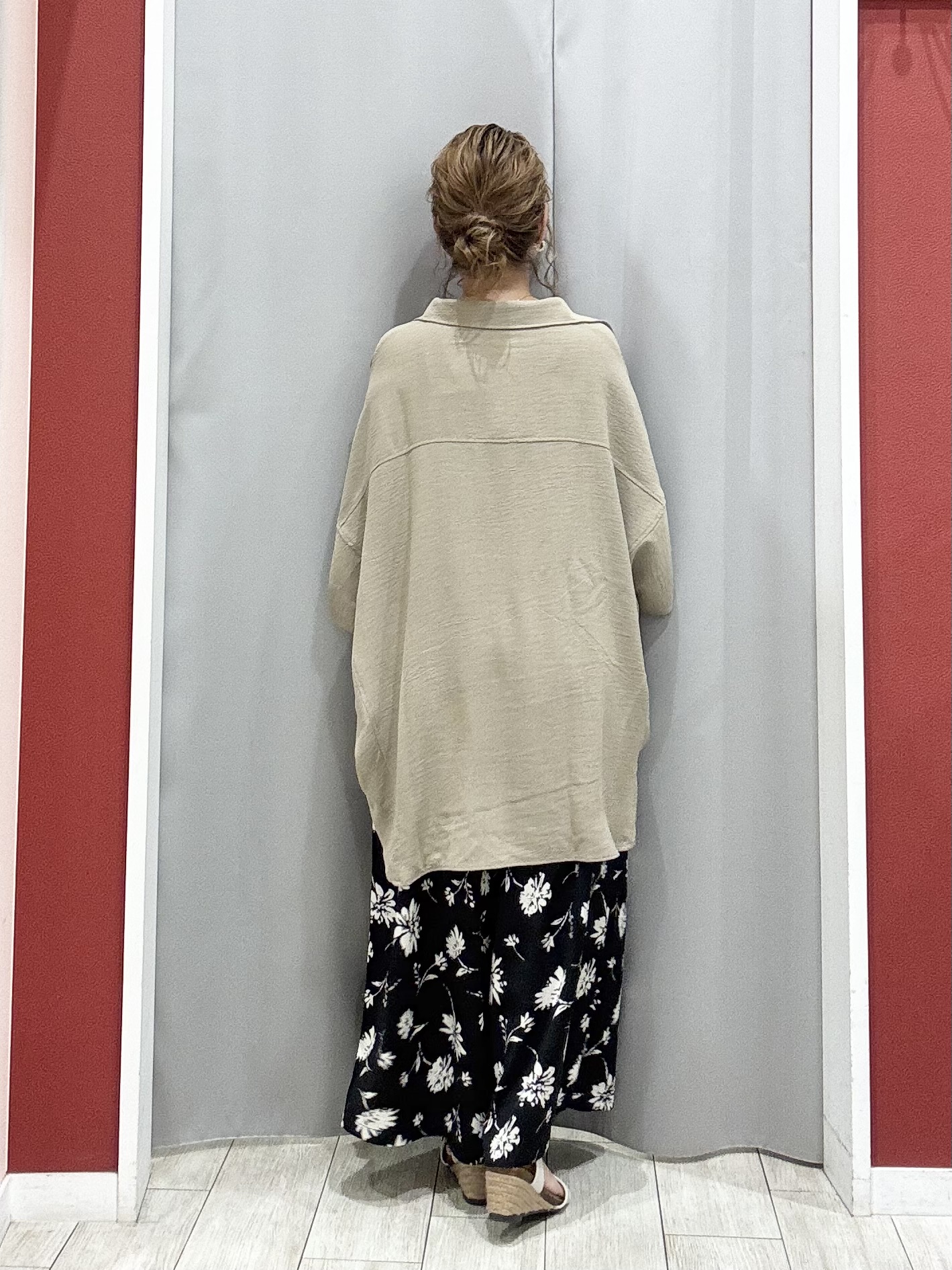 shioさんの「SHOO･LA･RUE｜【高レビュー/洗濯後しわになりにくい/体型カバー】きちんとゆるっと 大人の抜け感 ポンチョ風カラーシ」を使ったコーディネート