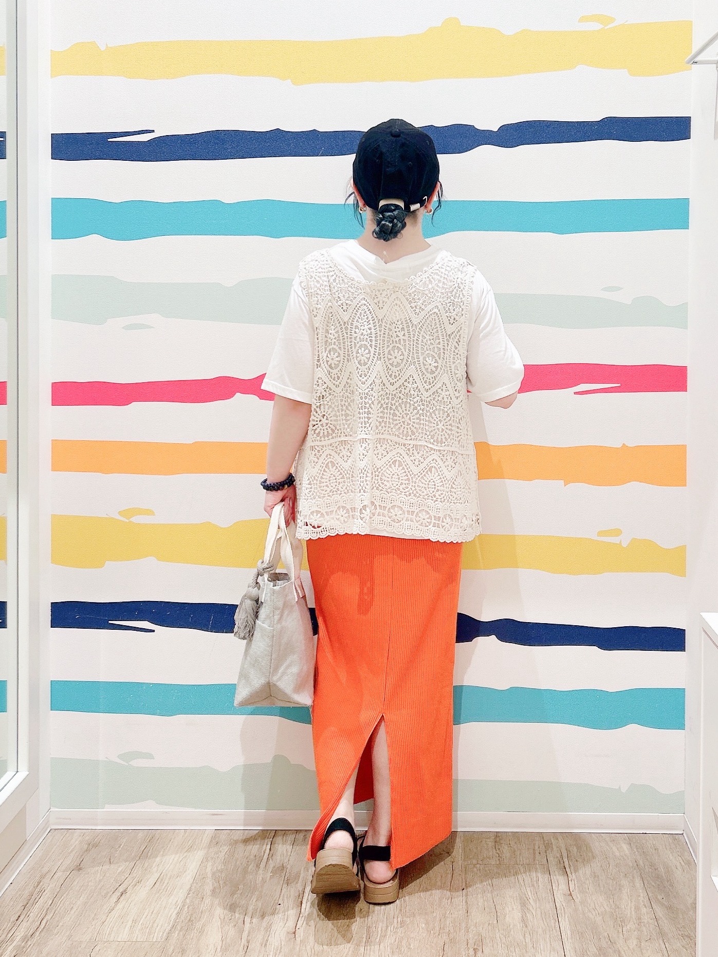Peeさんの「SHOO･LA･RUE｜【2点セット/S-LL】透かしクロシェ編みベスト＋ロゴT 大人の涼やかセット」を使ったコーディネート