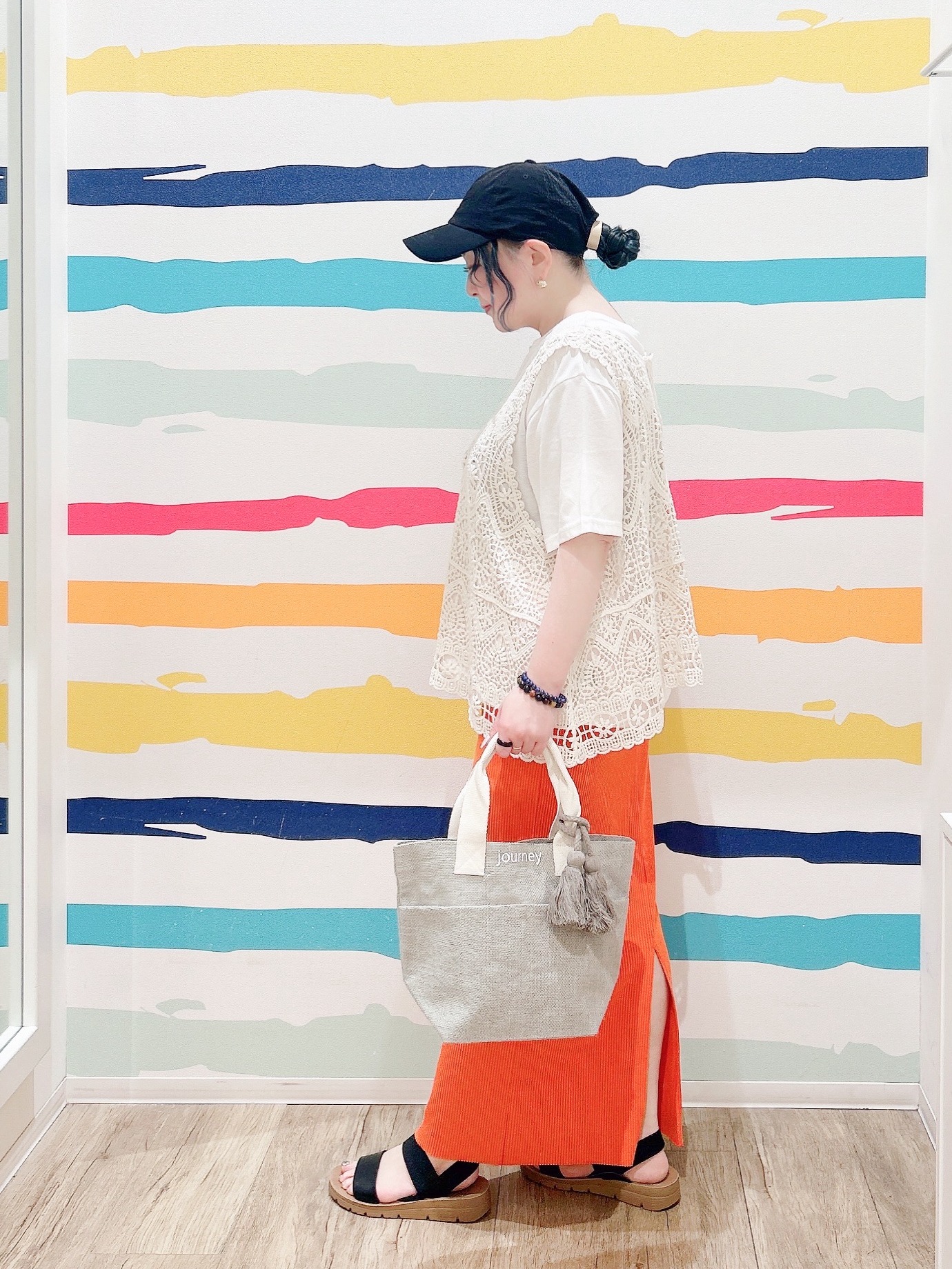 Peeさんの「SHOO･LA･RUE｜【2点セット/S-LL】透かしクロシェ編みベスト＋ロゴT 大人の涼やかセット」を使ったコーディネート