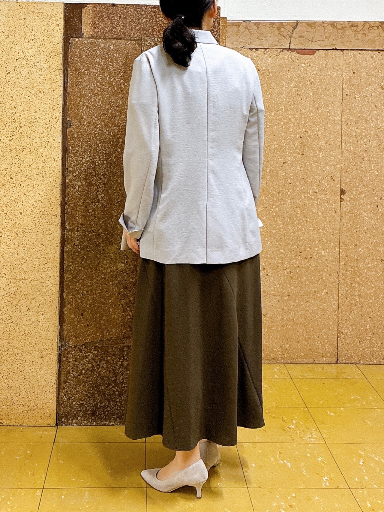 hattoriさんの「INDIVI｜【前後2WAY/はっ水/セットアップ可】リラクシーフレンチスリーブブラウス」を使ったコーディネート