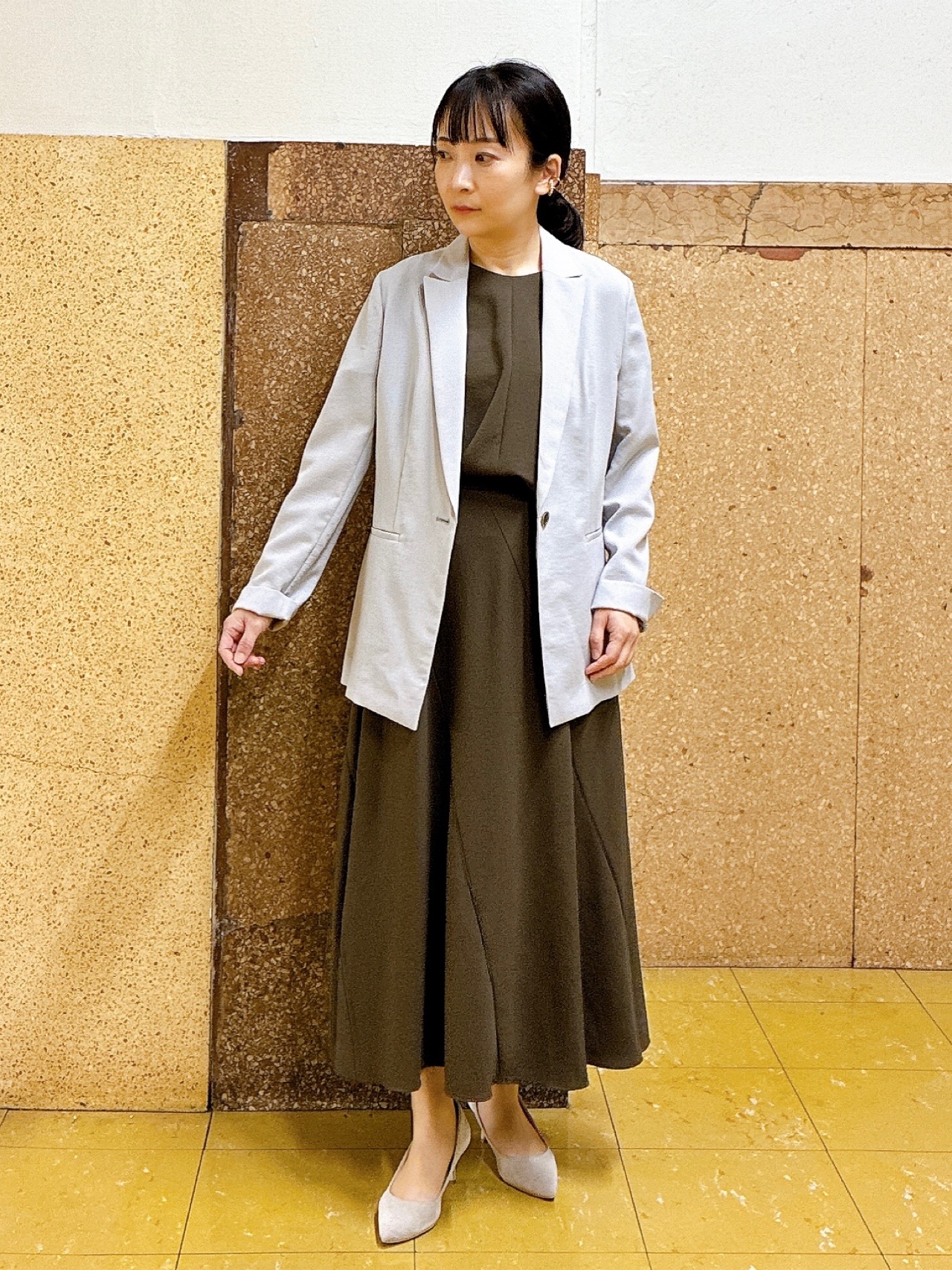 hattoriさんの「INDIVI｜【前後2WAY/はっ水/セットアップ可】リラクシーフレンチスリーブブラウス」を使ったコーディネート