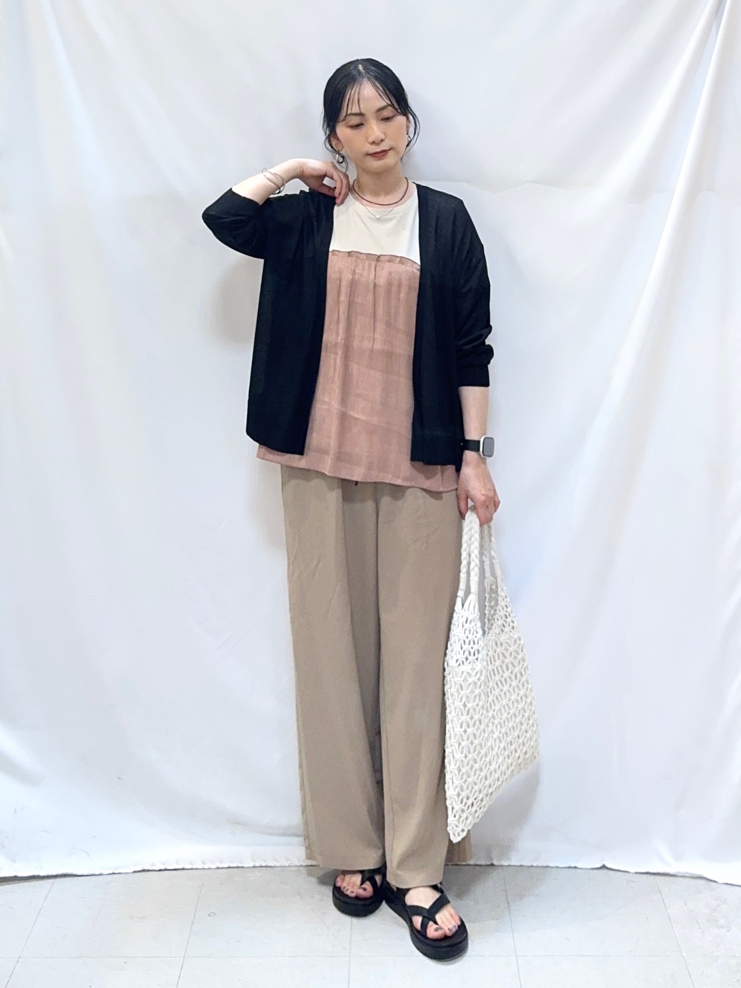 𝐇𝐢𝐫𝐨𝐦𝐢さんの「SHOO･LA･RUE｜【ひんやり/洗濯機可/S-LL】オンにもオフにも マルチに使えるボタンレスカーディガン」を使ったコーディネート