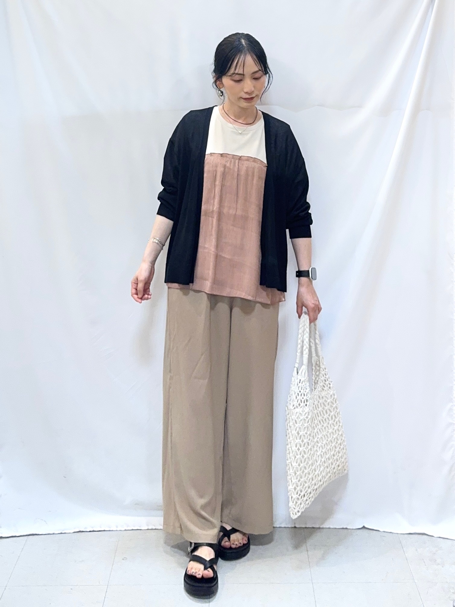 𝐇𝐢𝐫𝐨𝐦𝐢さんの「SHOO･LA･RUE｜【ひんやり/洗濯機可/S-LL】オンにもオフにも マルチに使えるボタンレスカーディガン」を使ったコーディネート