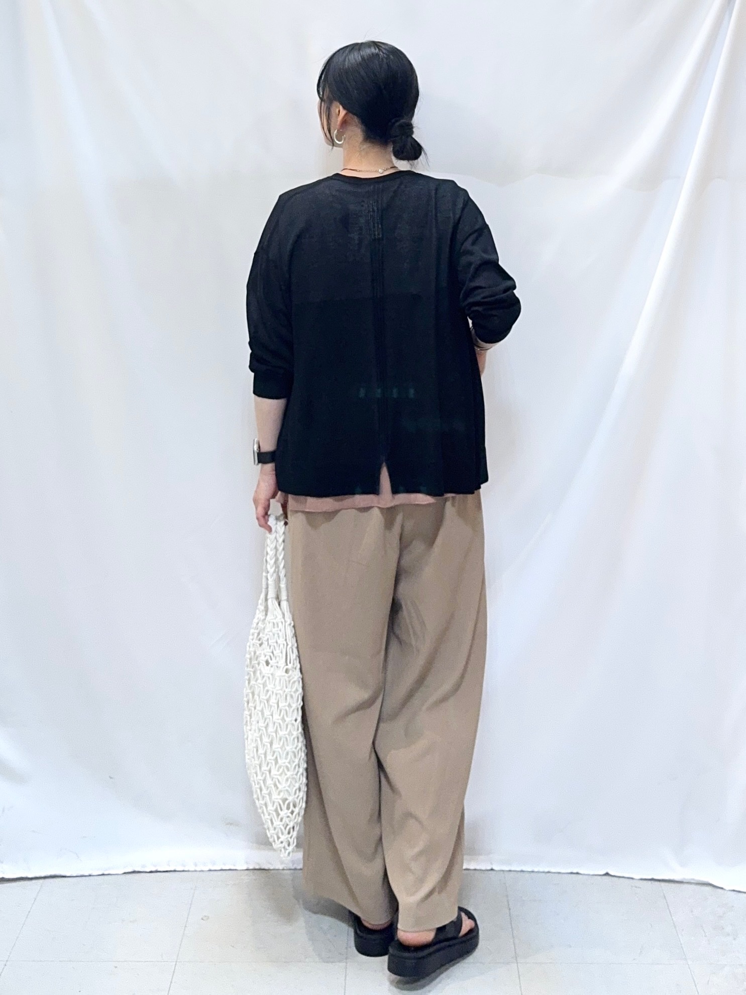𝐇𝐢𝐫𝐨𝐦𝐢さんの「SHOO･LA･RUE｜【ひんやり/洗濯機可/S-LL】オンにもオフにも マルチに使えるボタンレスカーディガン」を使ったコーディネート