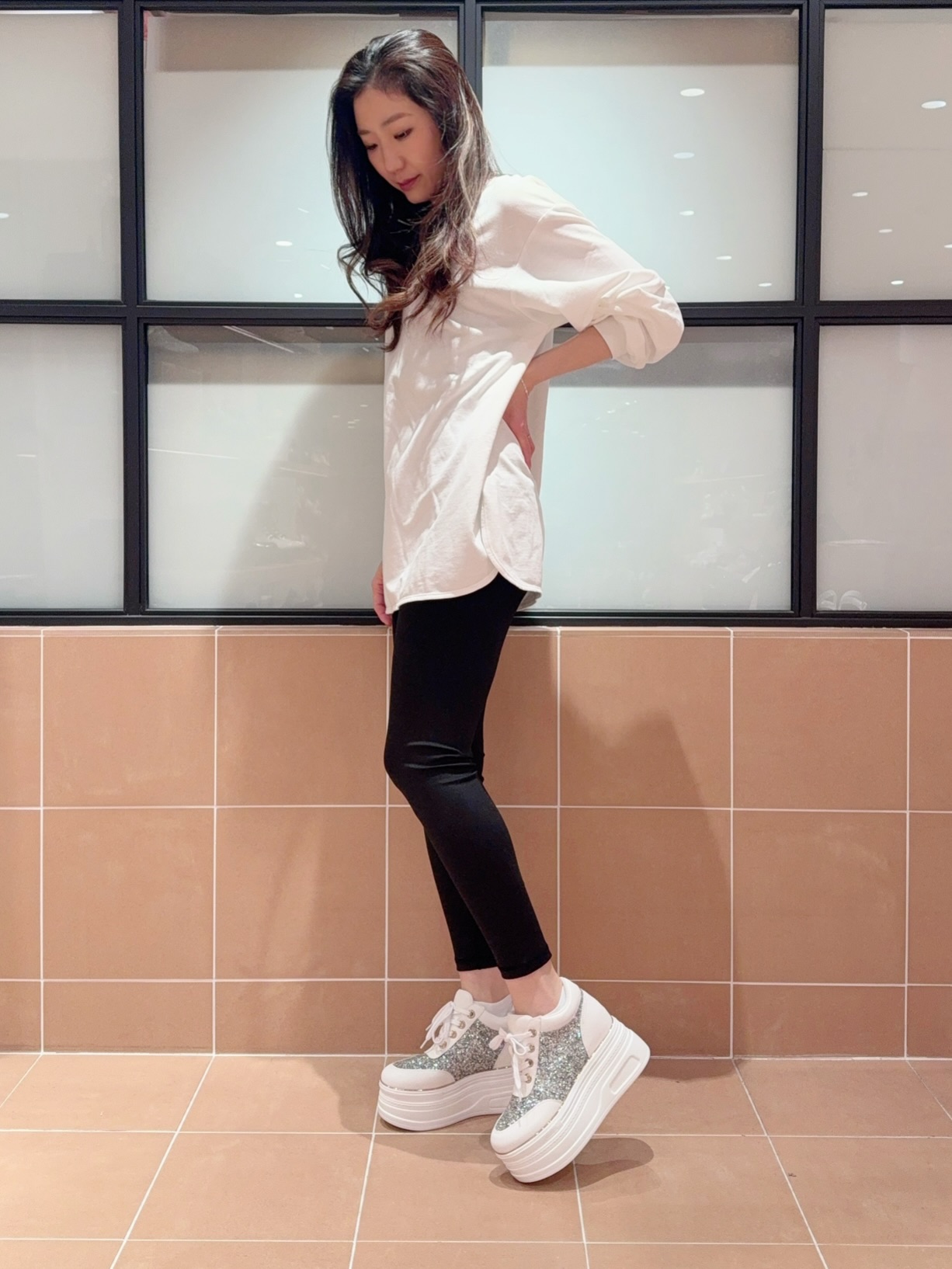kaoriさんの「ESPERANZA｜ゴールドライン厚底フラットスニーカー」を使ったコーディネート