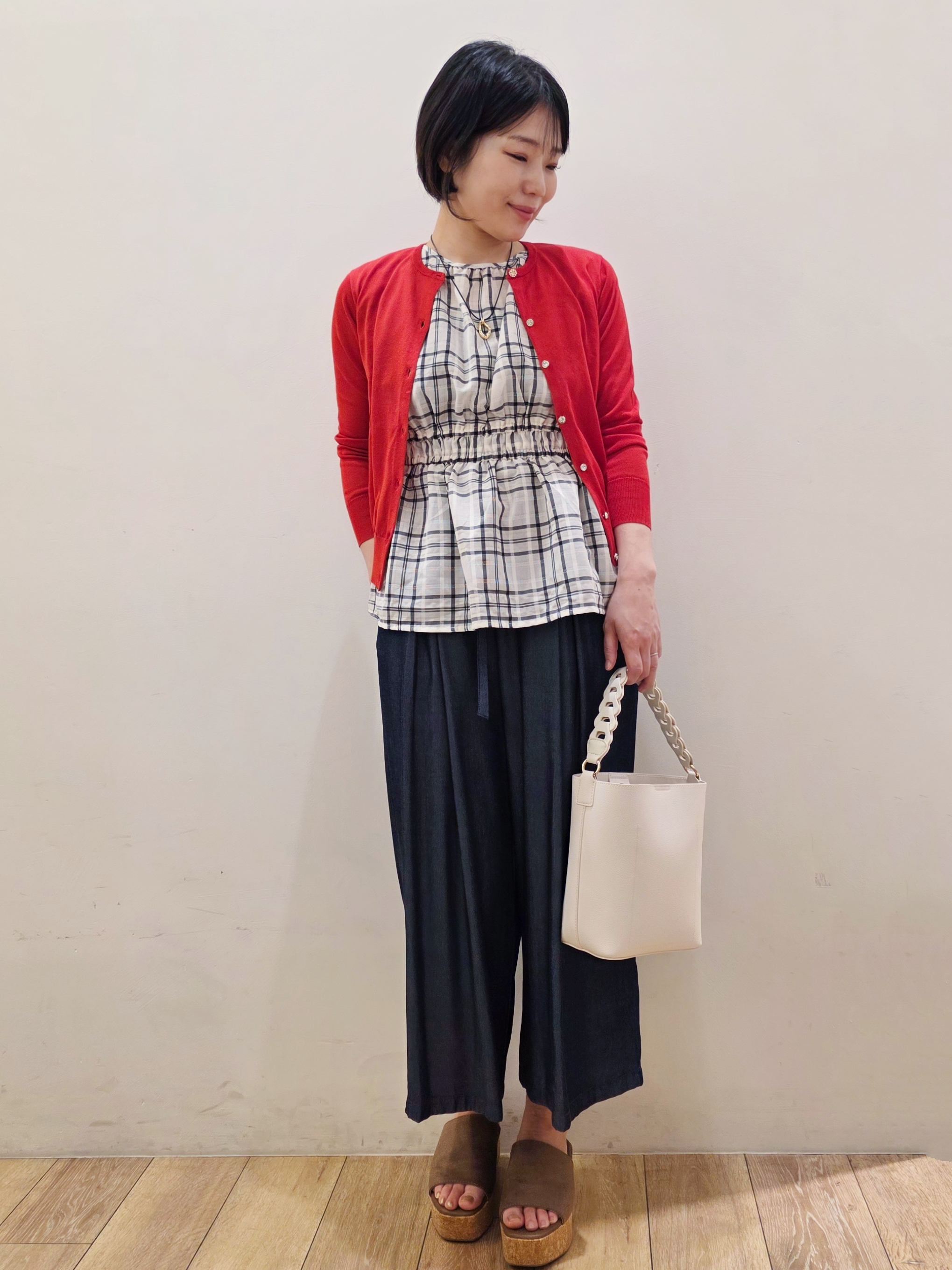 yuyuさんの「OPAQUE.CLIP｜【接触冷感】ビジューボタンカーディガン《抗ピリング／洗濯機OK》」を使ったコーディネート