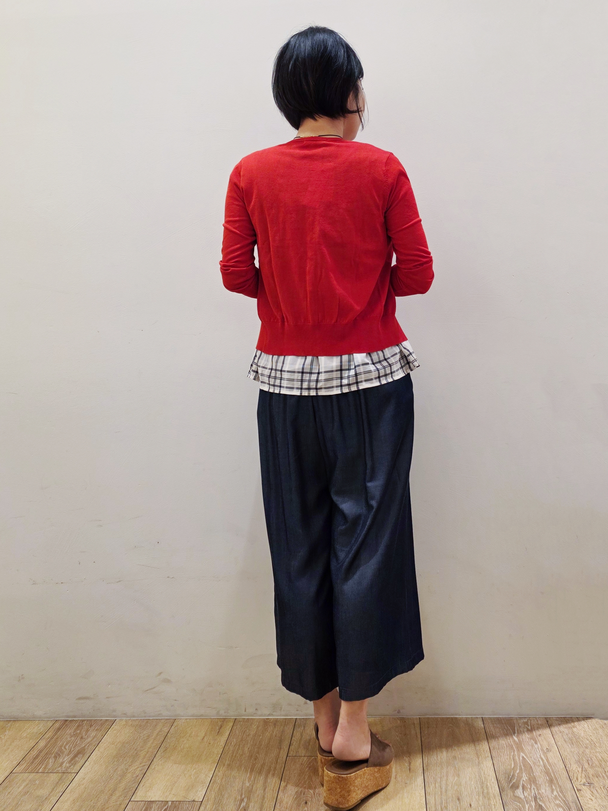 yuyuさんの「OPAQUE.CLIP｜【接触冷感】ビジューボタンカーディガン《抗ピリング／洗濯機OK》」を使ったコーディネート