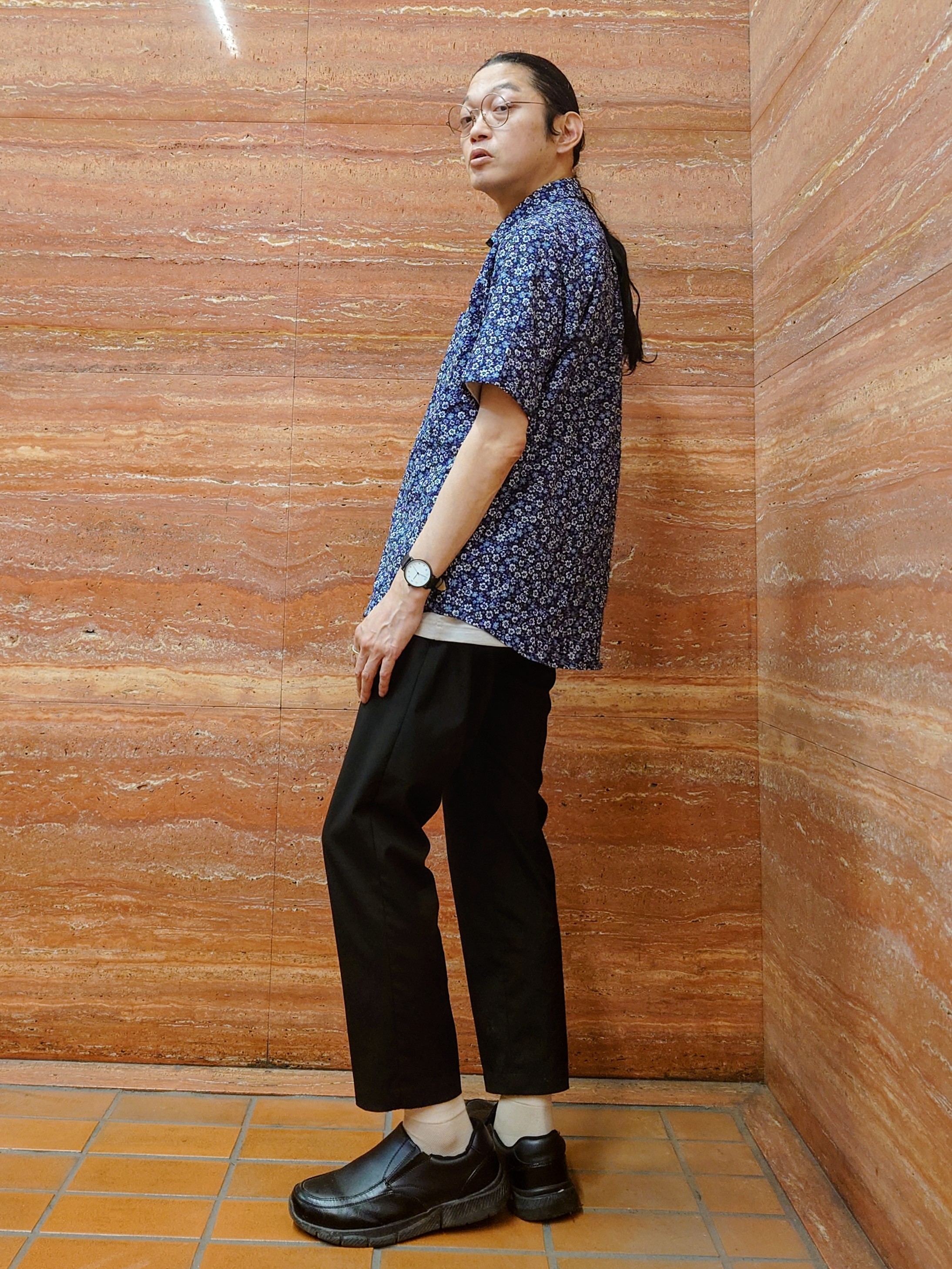 かしげるさんの「TAKEO KIKUCHI｜リップル小花シャツ」を使ったコーディネート