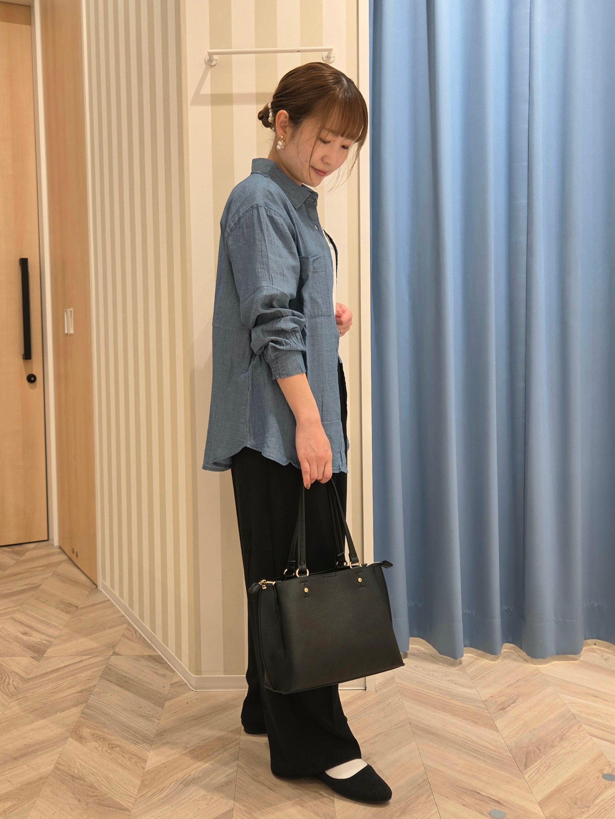 Ikumiさんの「SHOO･LA･RUE｜【綿100%/UV/S-LL/体型カバー】優しく透ける 柔らかシアーデニムシャツ」を使ったコーディネート