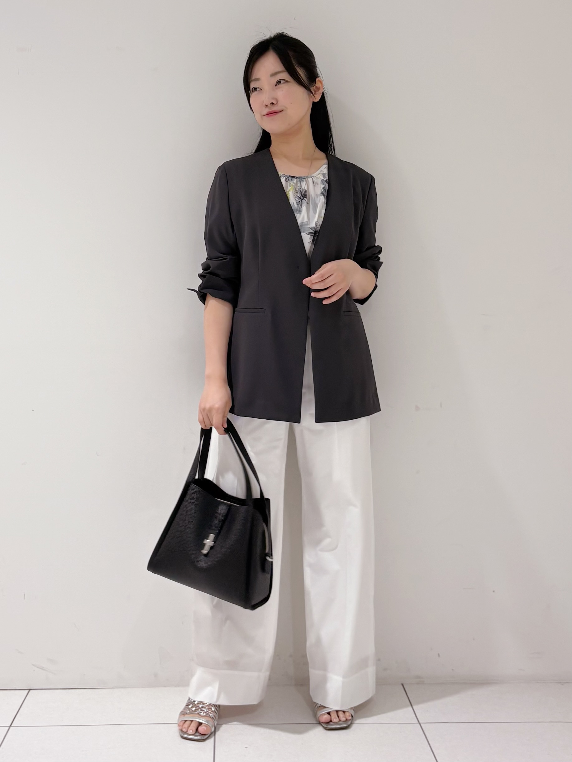 momokoさんの「INDIVI｜【さらに軽く軽快！／着る日傘】ノーカラージャケット」を使ったコーディネート