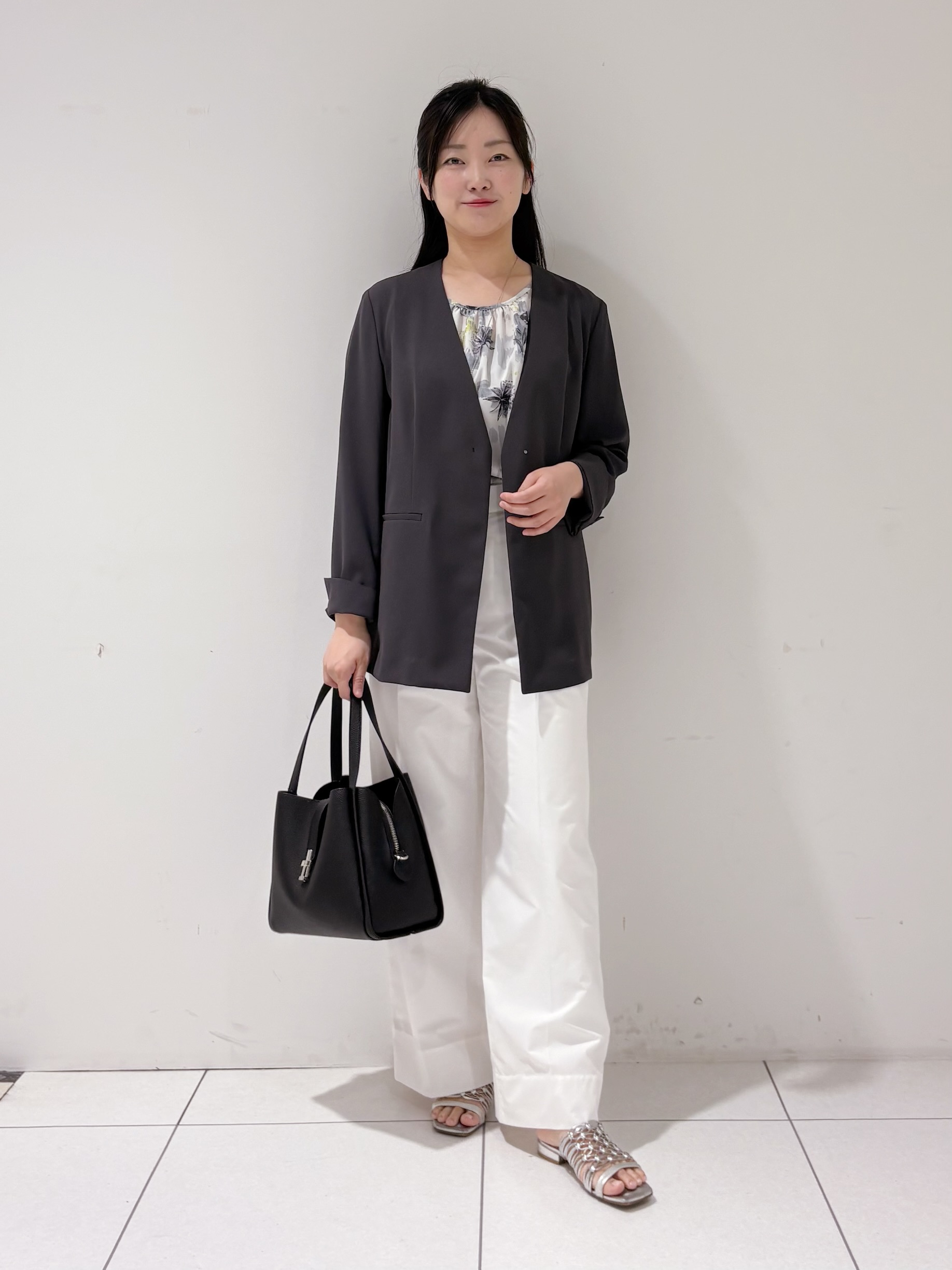 momokoさんの「INDIVI｜【さらに軽く軽快！／着る日傘】ノーカラージャケット」を使ったコーディネート