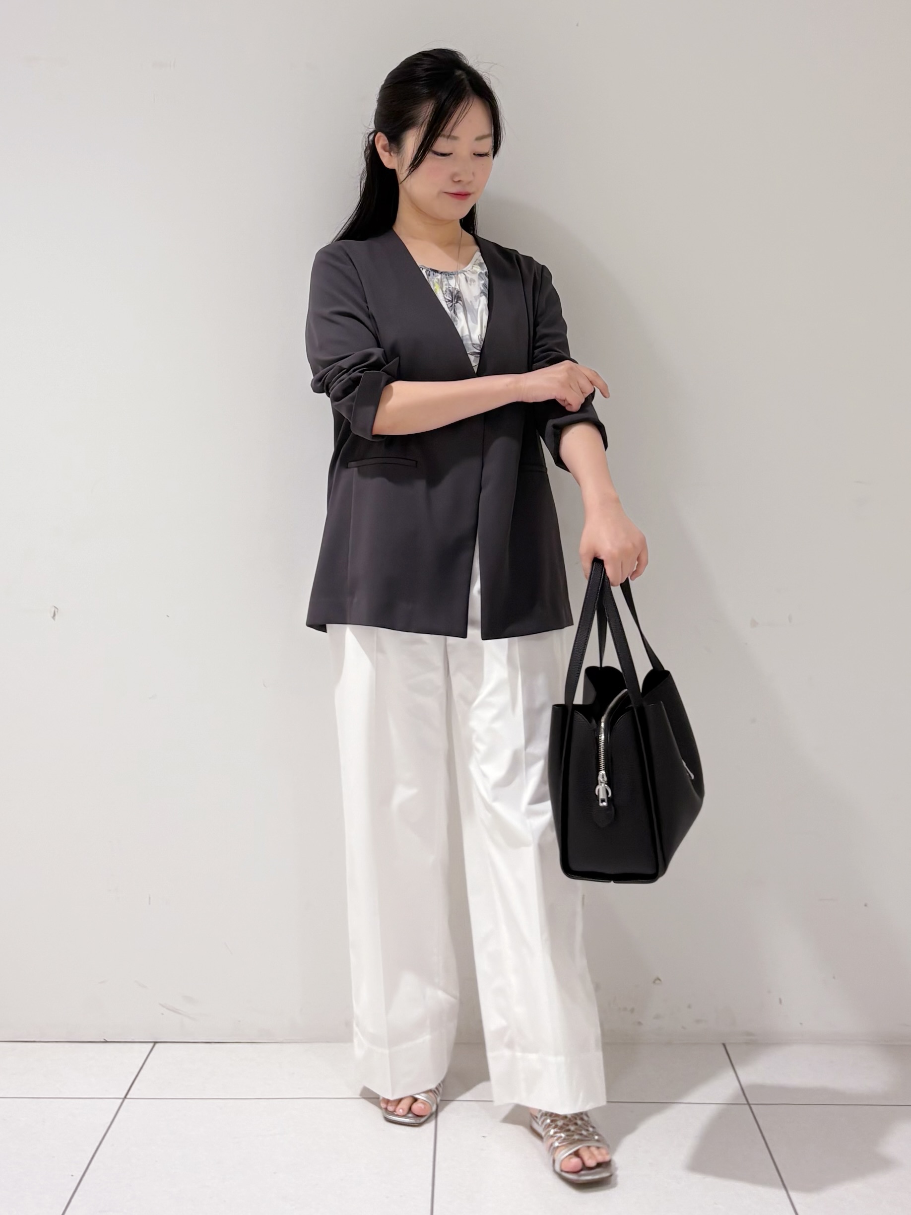 momokoさんの「INDIVI｜【さらに軽く軽快！／着る日傘】ノーカラージャケット」を使ったコーディネート