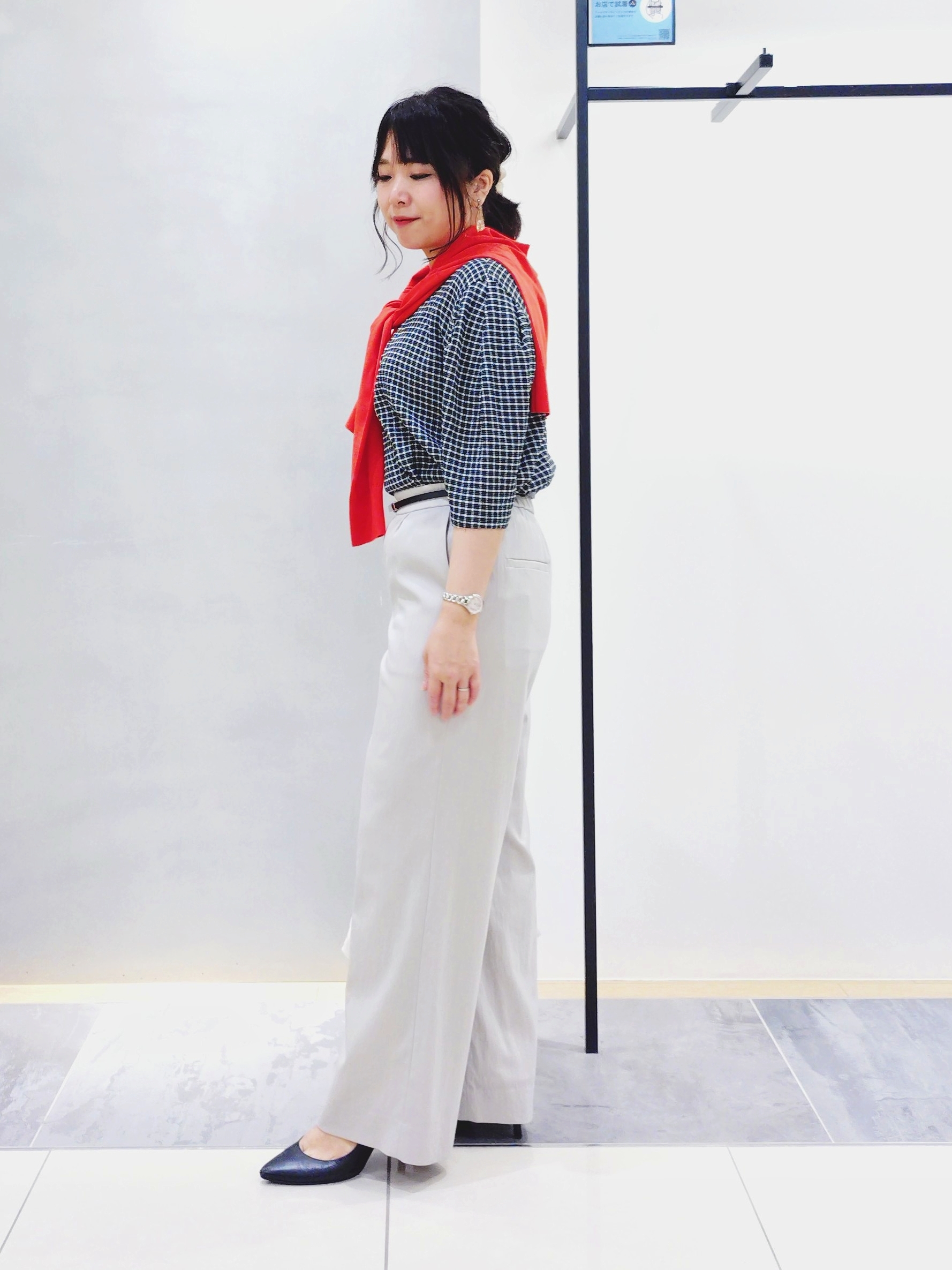 TOMOMIさんの「INDIVI｜【褒められパンツ／洗える／ウエストゴム】ワイドタックパンツ」を使ったコーディネート