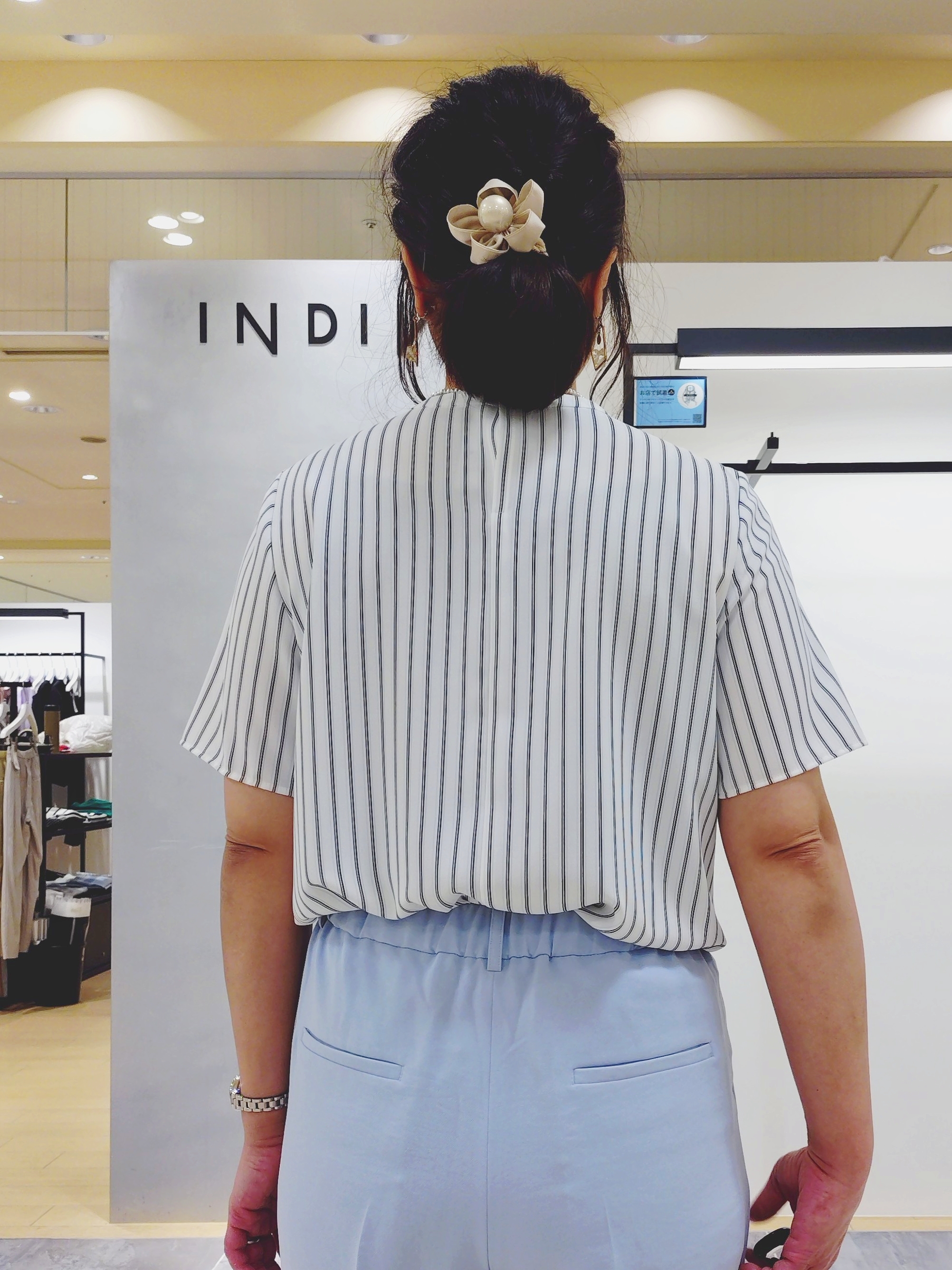 TOMOMIさんの「INDIVI｜【撥水／UVケア／SETUP可能】軽量5分袖ライトブルゾン」を使ったコーディネート