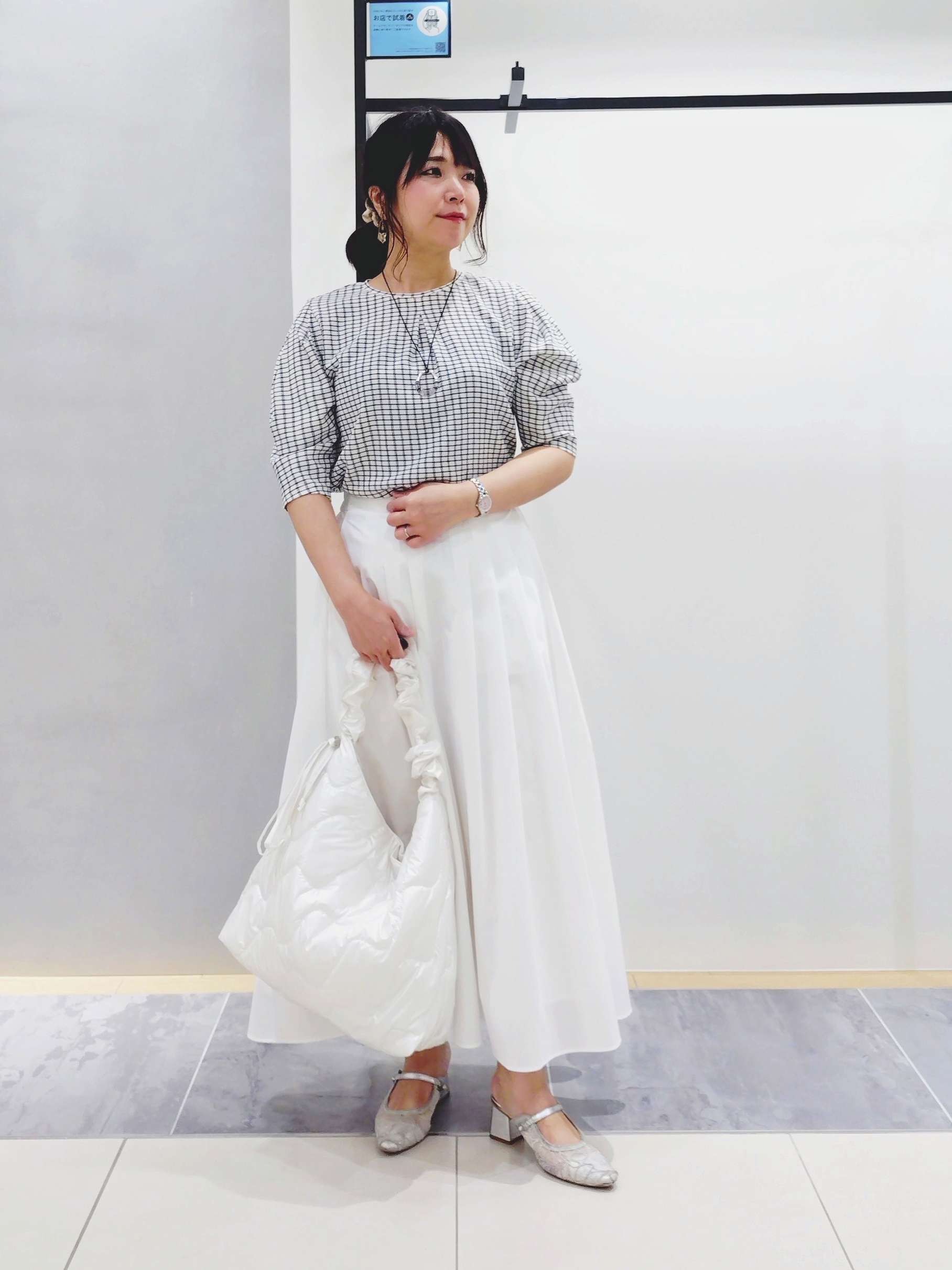 TOMOMIさんの「INDIVI｜【長さ調整自由】マーブルバイカラー ロングネックレス」を使ったコーディネート