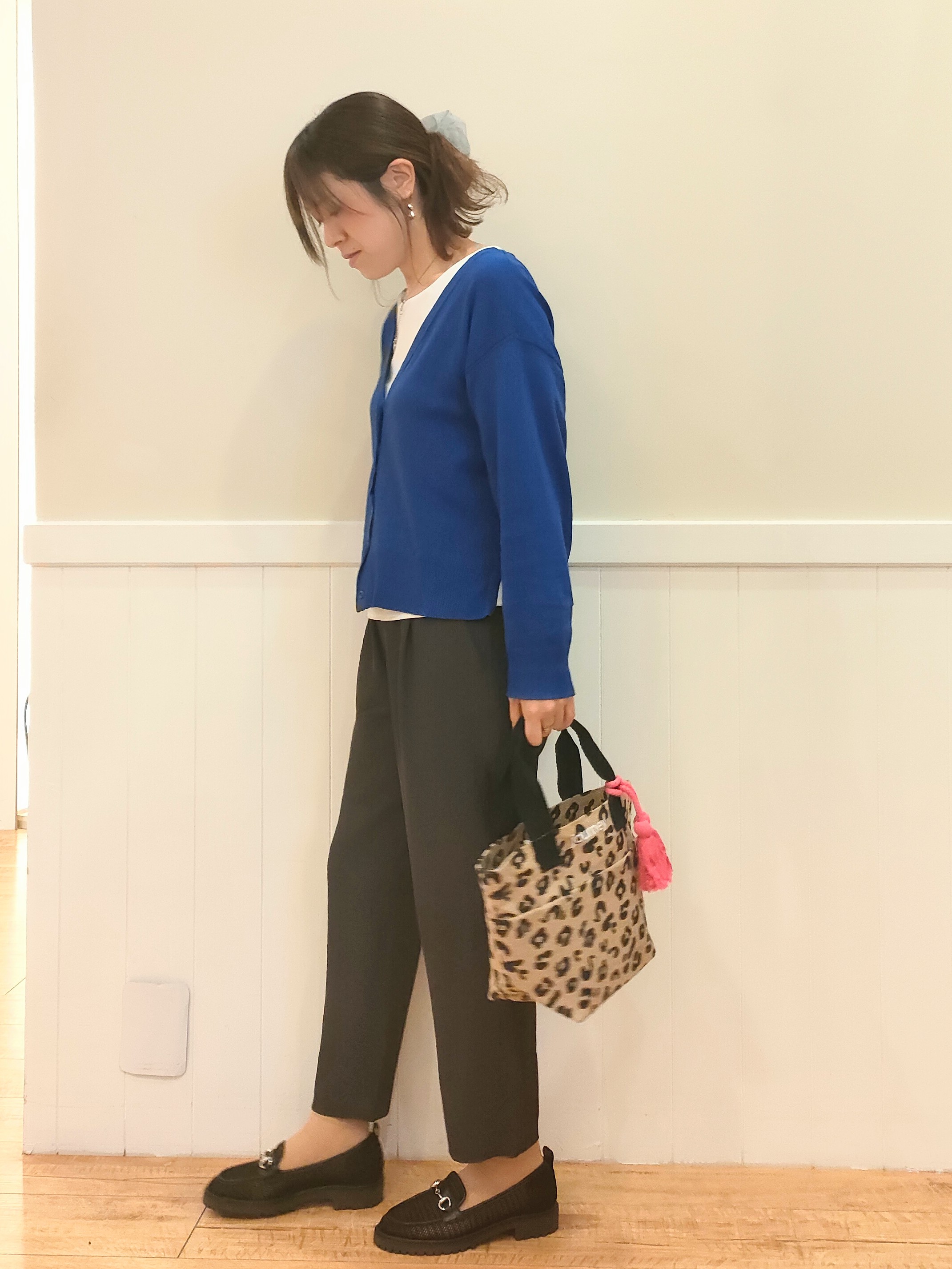 NMさんの「SHOO･LA･RUE｜【洗濯機可/ひんやり/UV】さらっとしたタッチが心地よい ショート丈 Vネックカーディガン」を使ったコーディネート