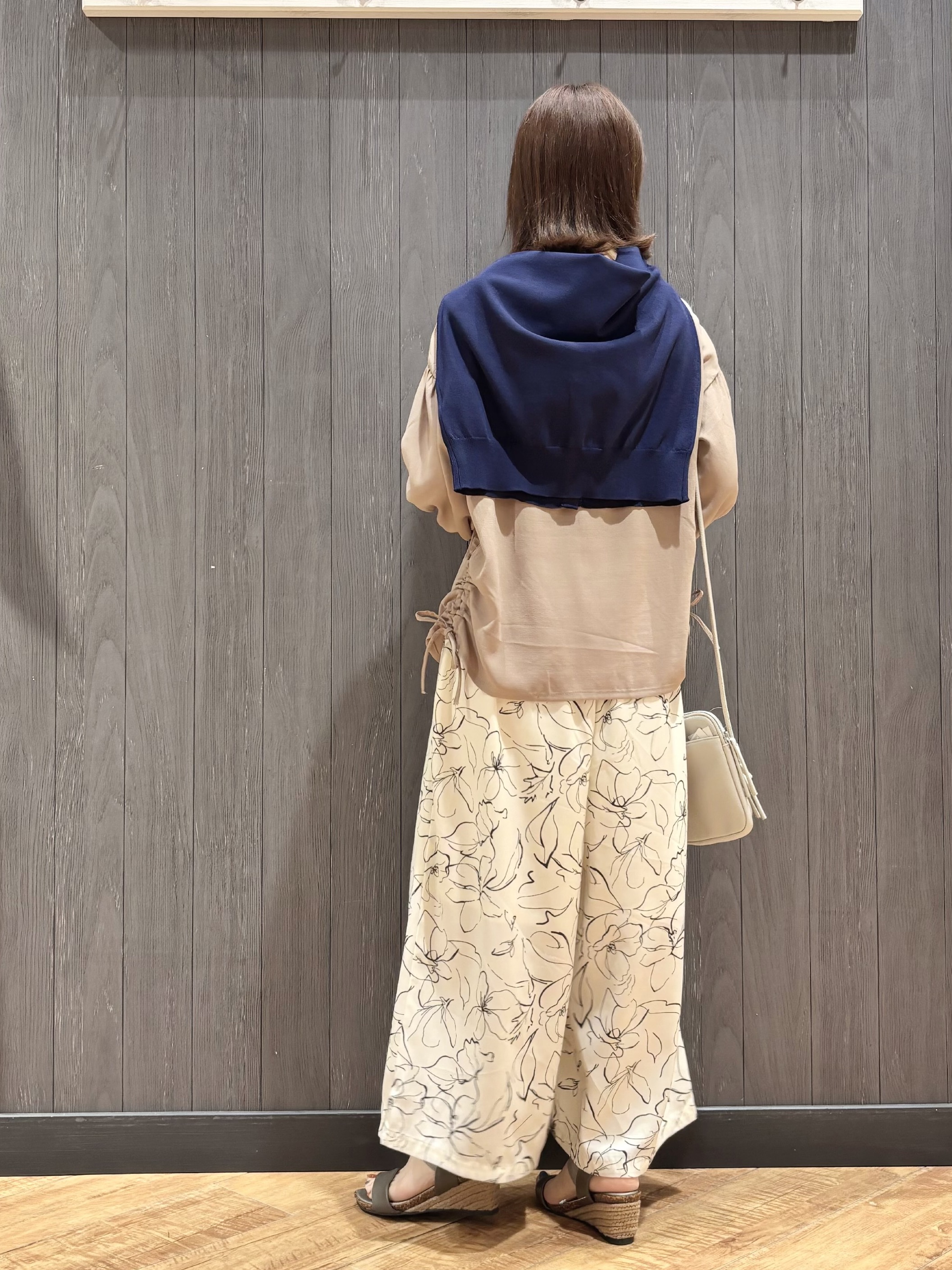 meiさんの「SHOO･LA･RUE｜【セットアップ可/S-LL/洗濯機可】体型カバーも叶う さらり麻調シャーリングブラウス」を使ったコーディネート