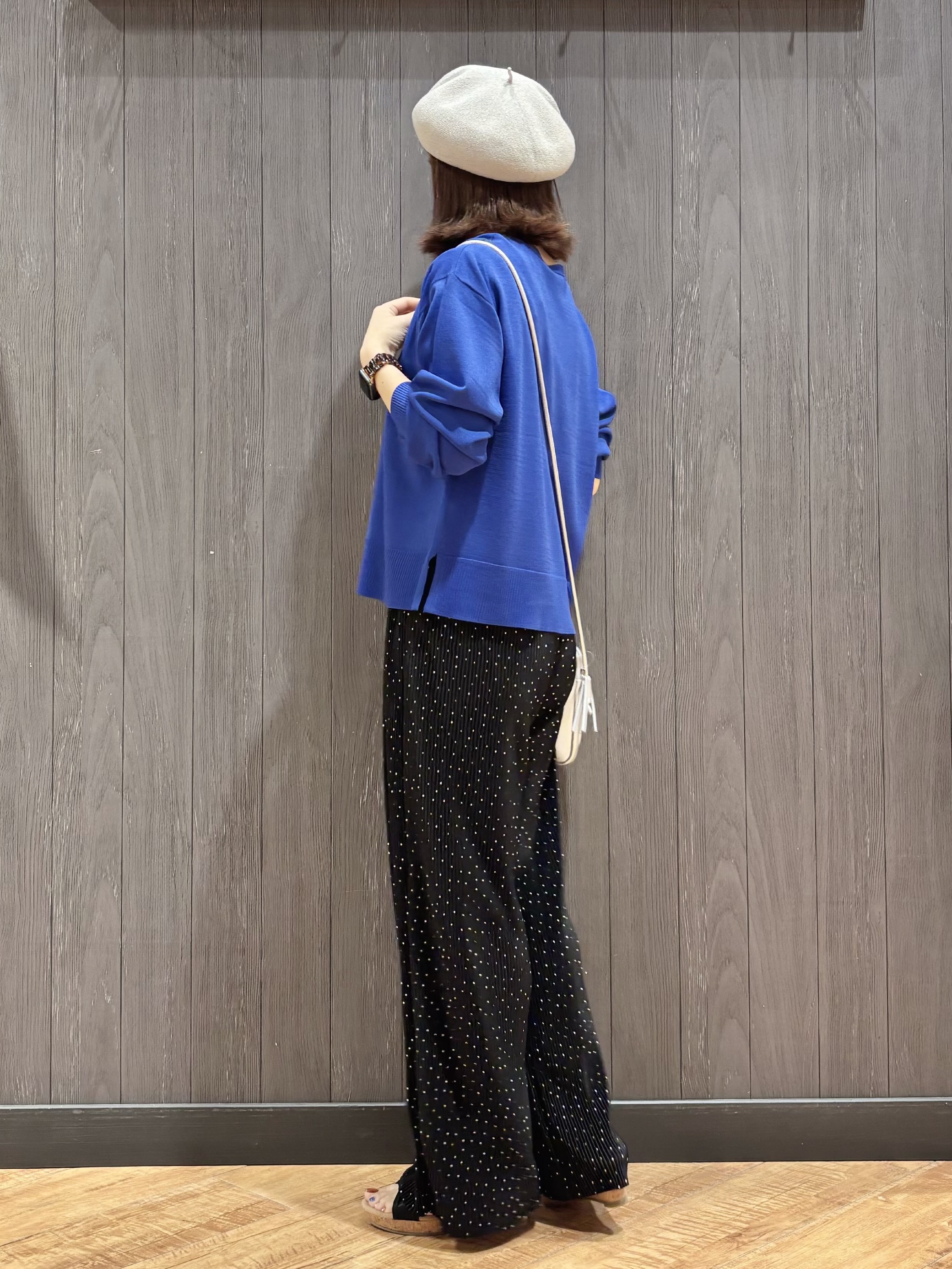 meiさんの「SHOO･LA･RUE｜【洗濯機可/ひんやり/UV】さらっとしたタッチが心地よい ショート丈 Vネックカーディガン」を使ったコーディネート